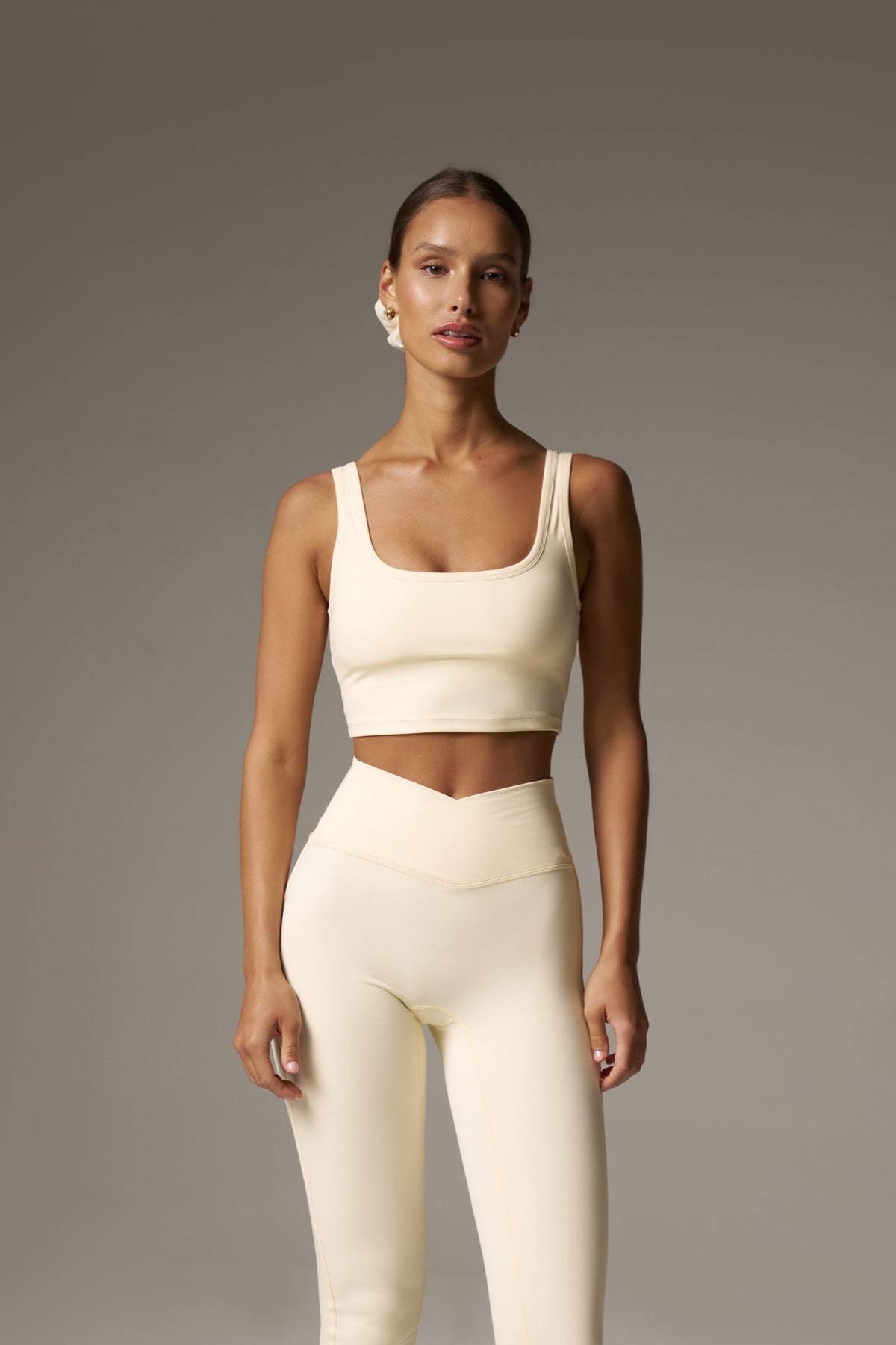 SCULPTING STRETCH EMBLEM SPORTS BRA - BUTTERMILK