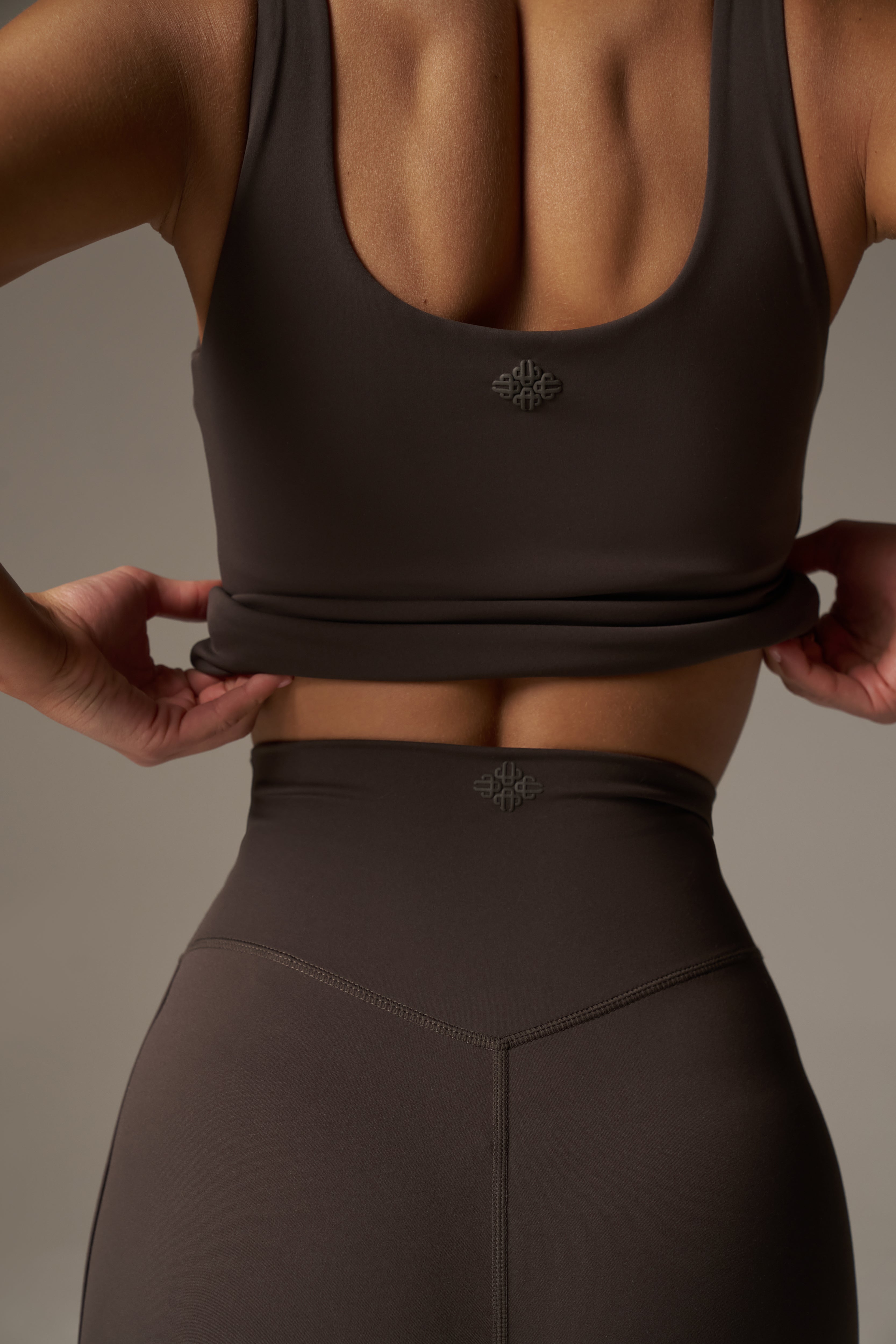 SCULPTING STRETCH SCOOP NECK SPORTS TOP - CHOCOLATE
