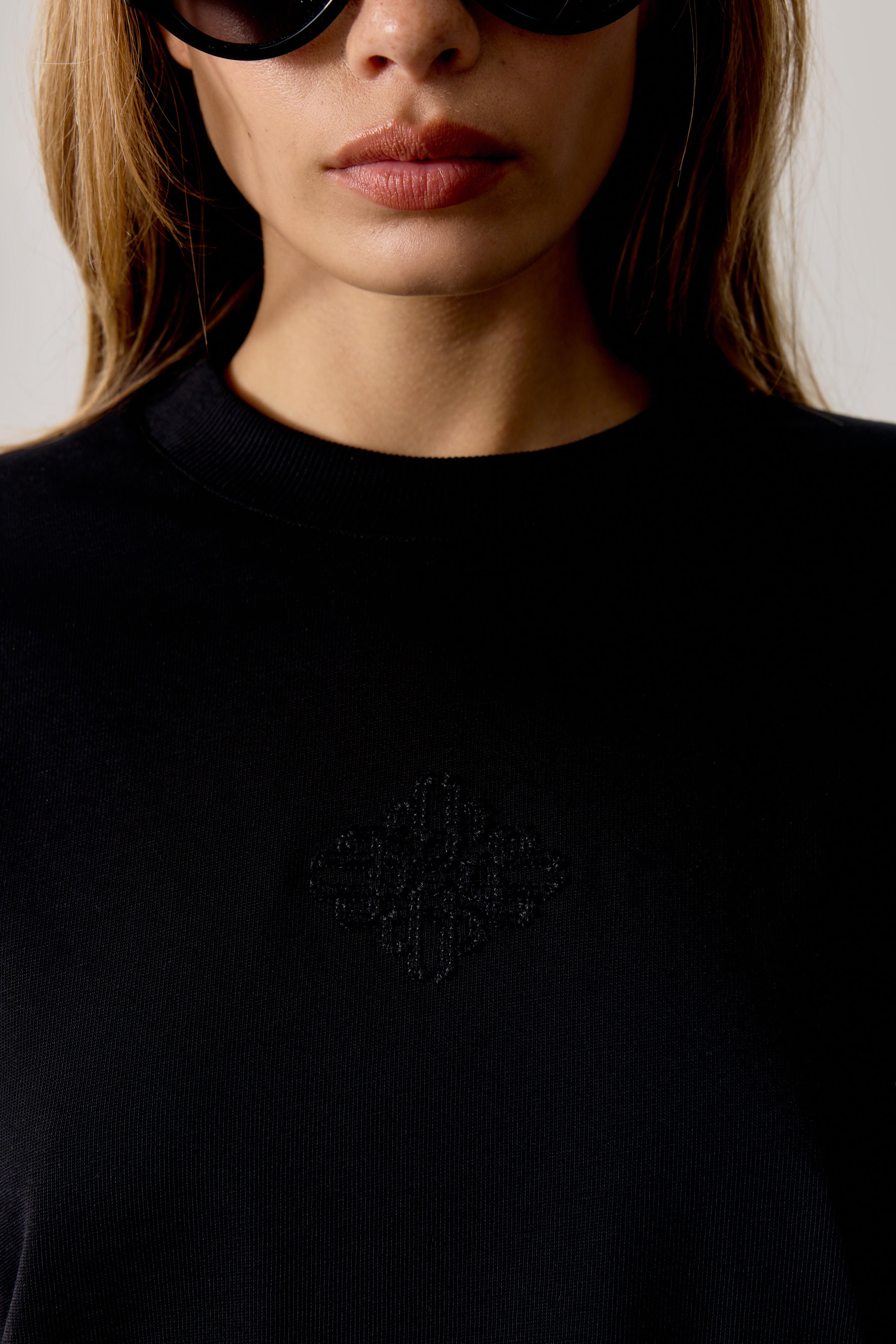 APPLIQUÉ EMBLEM LONG SLEEVE - BLACK