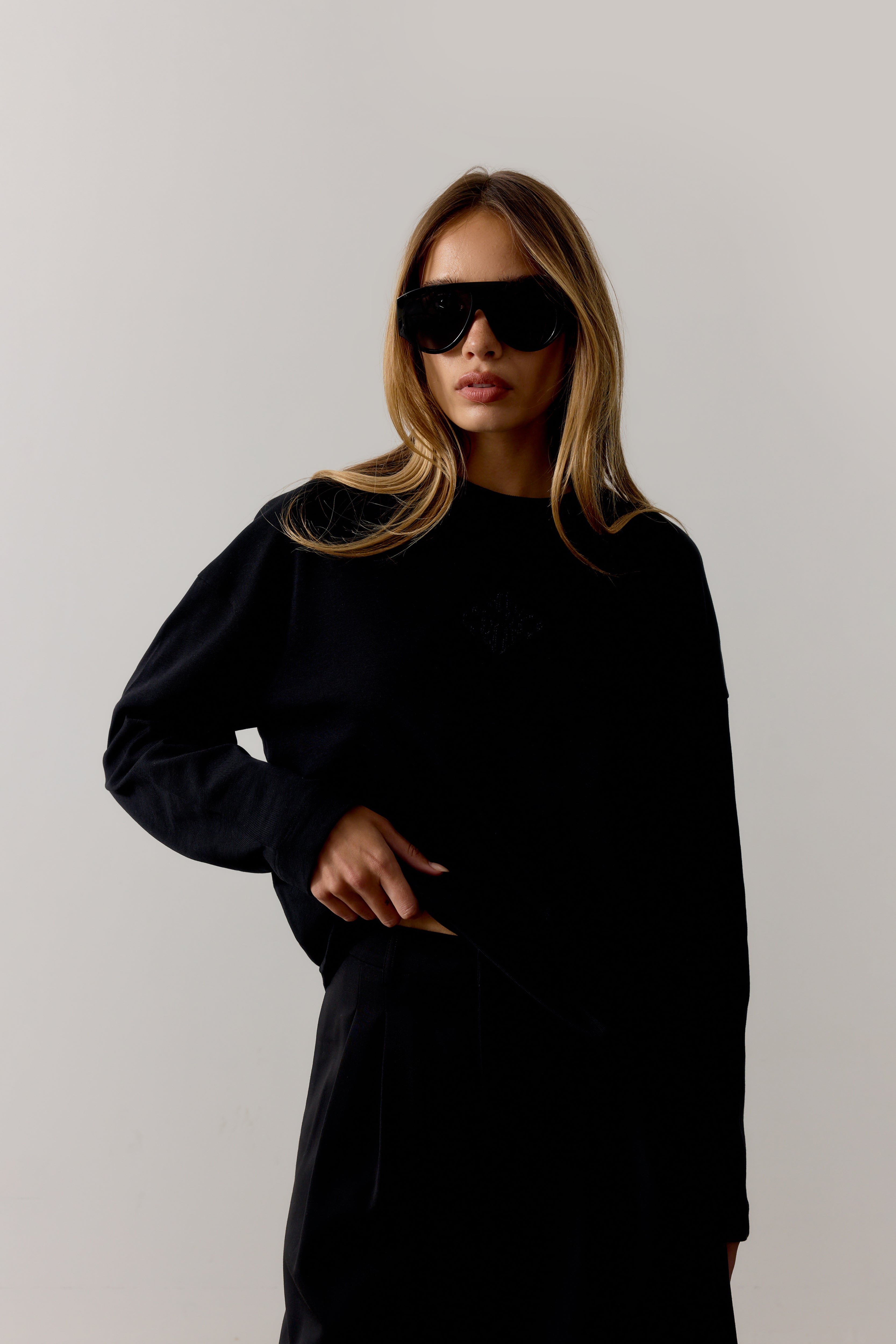 APPLIQUÉ EMBLEM LONG SLEEVE - BLACK