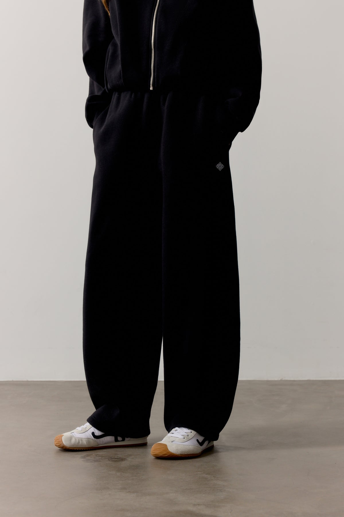 BARREL LEG JOGGER - BLACK