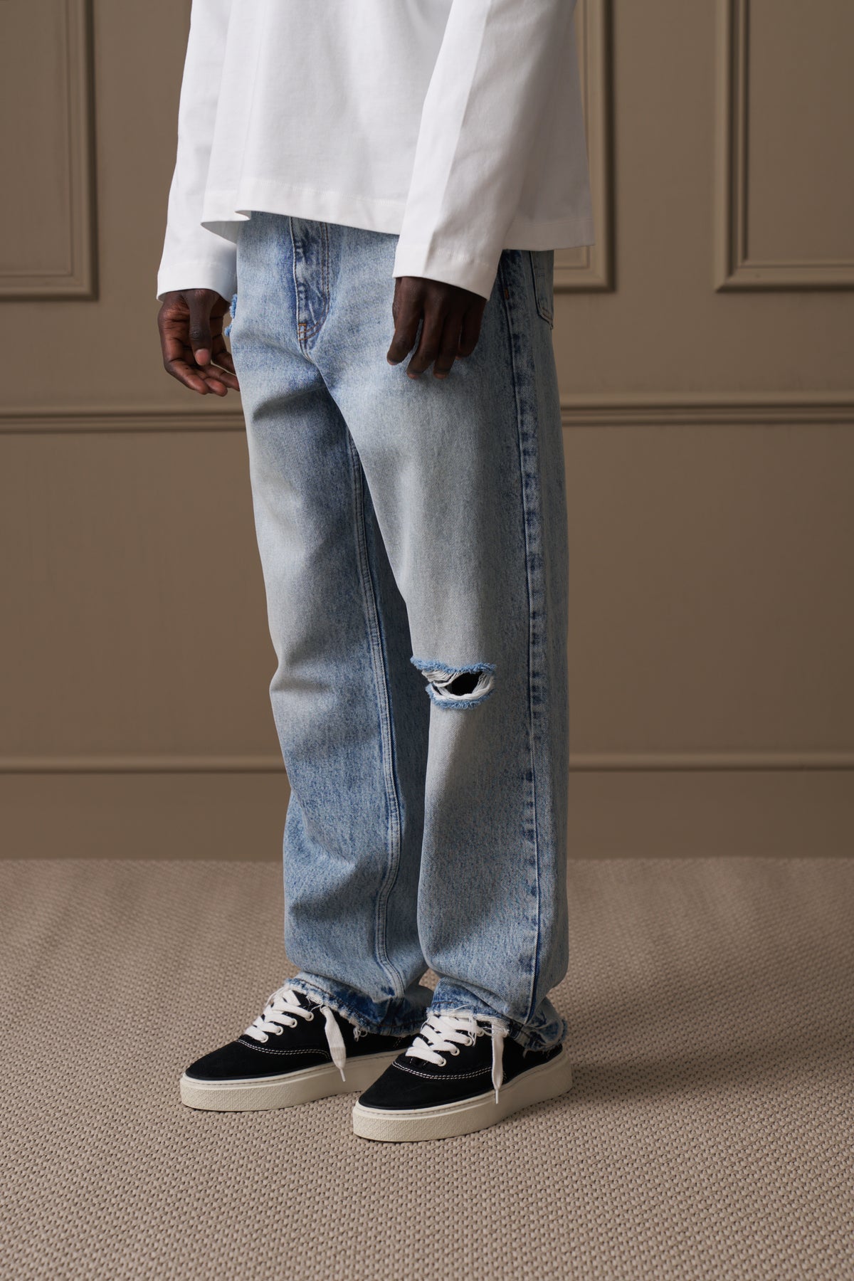 DISTRESSED RELAXED STRAIGHT FIT JEAN - LIGHT WASH