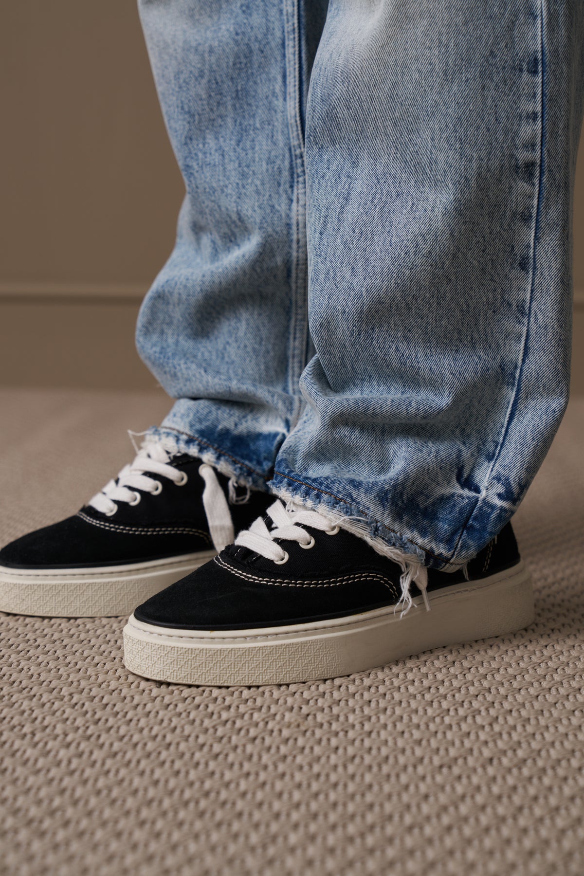 DISTRESSED RELAXED STRAIGHT FIT JEAN - LIGHT WASH