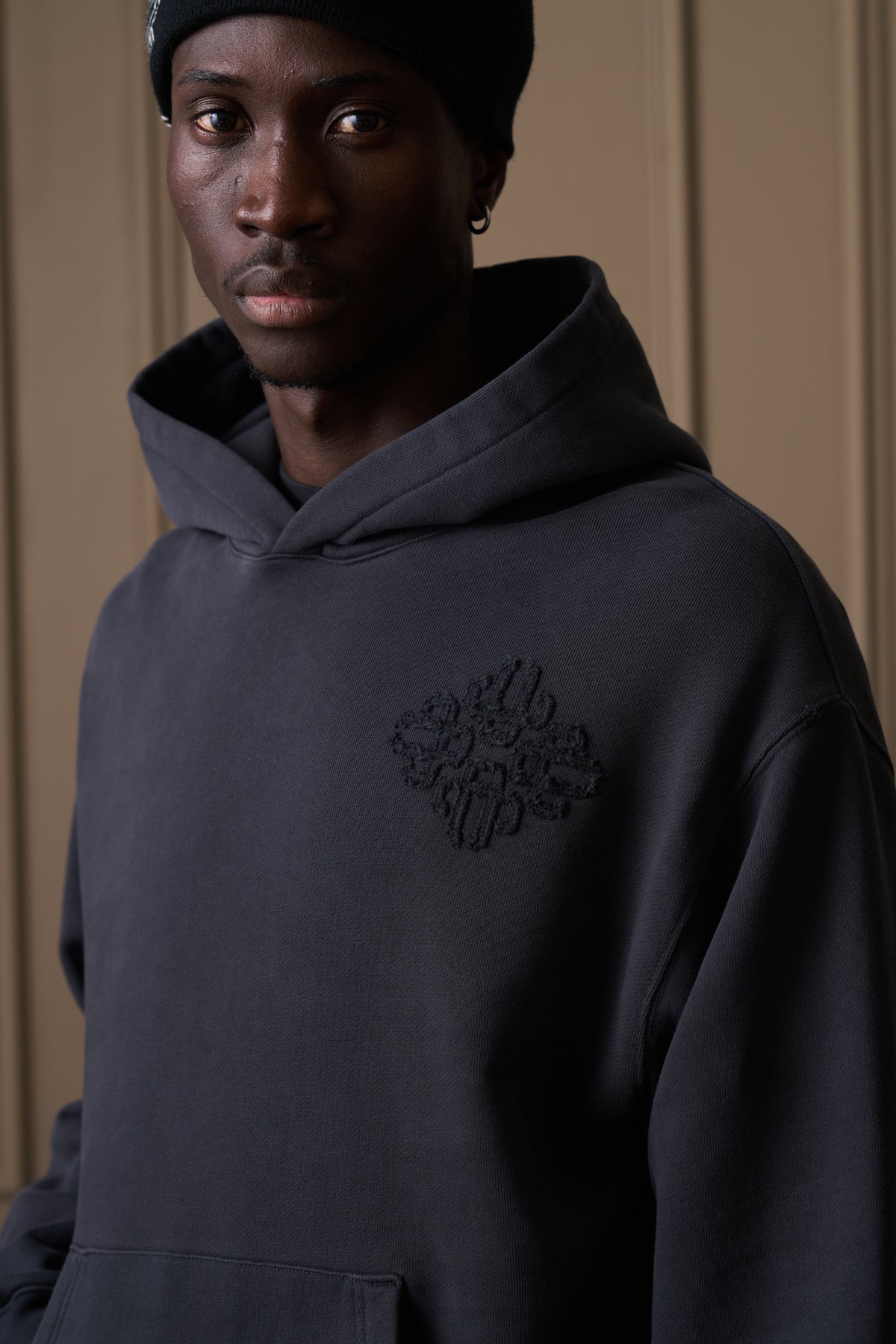 DISTRESSED EMBLEM APPLIQUE HOODIE - BLACK