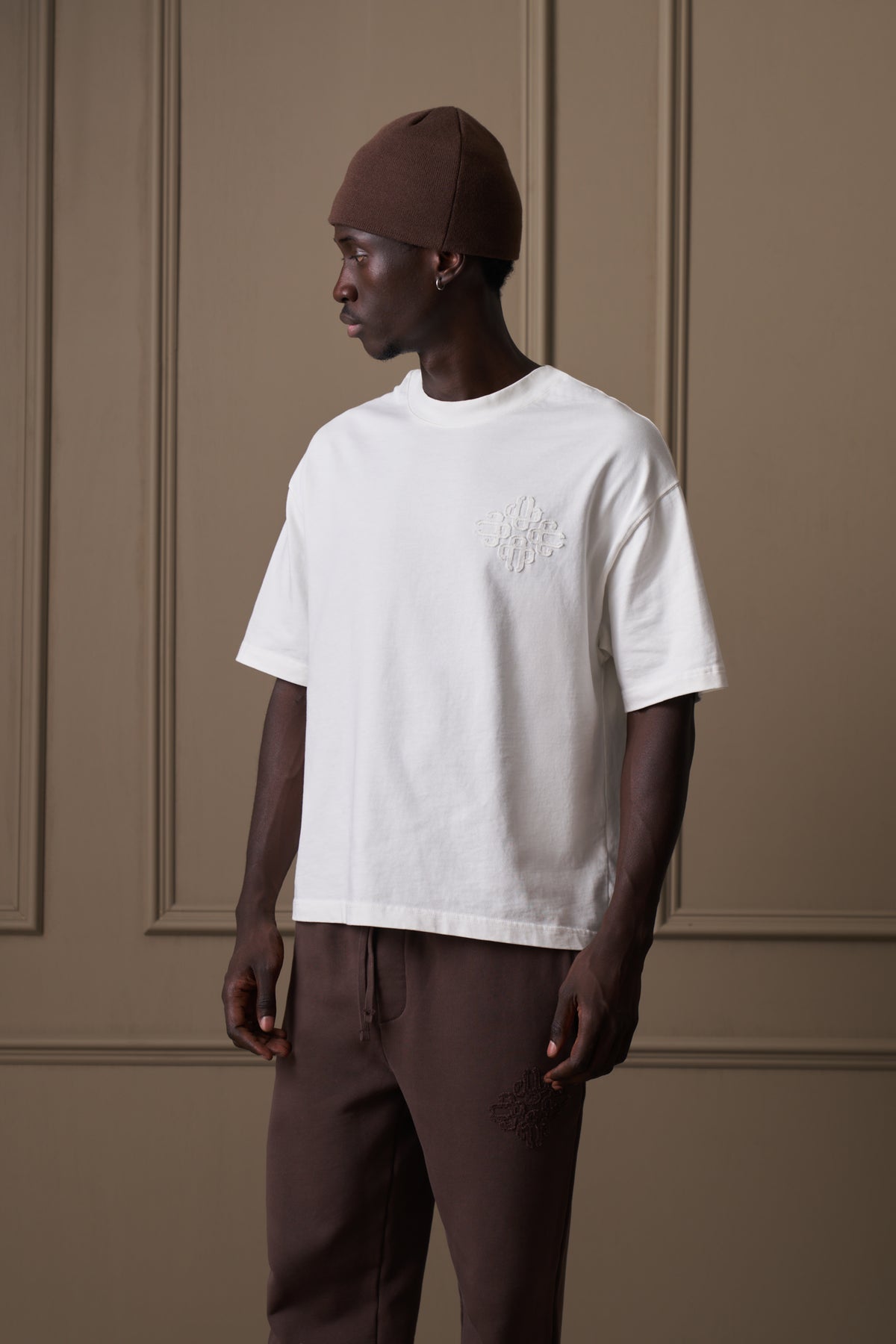 DISTRESSED APPLIQUE T-SHIRT - OFF WHITE