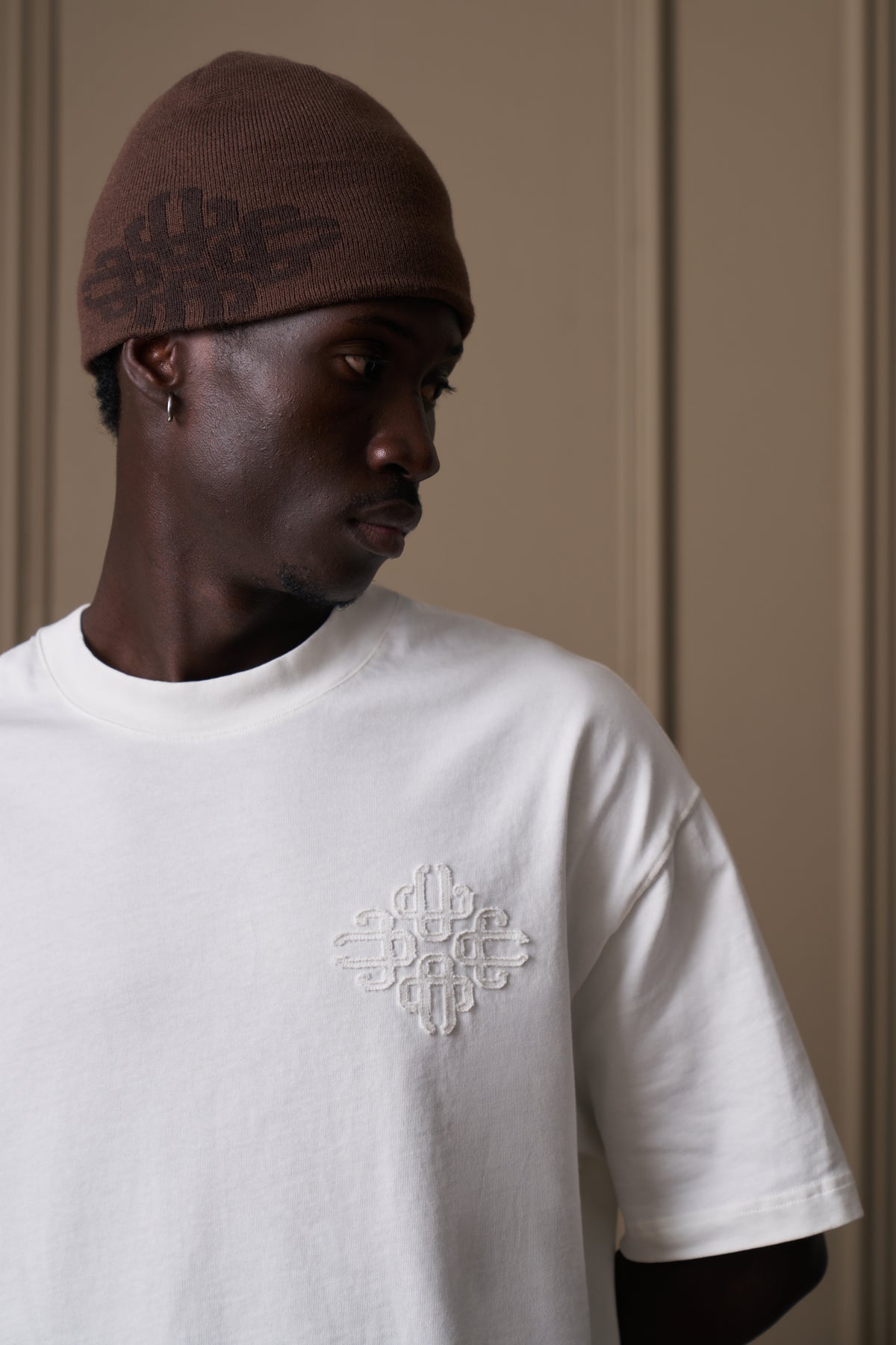 DISTRESSED APPLIQUE T-SHIRT - OFF WHITE