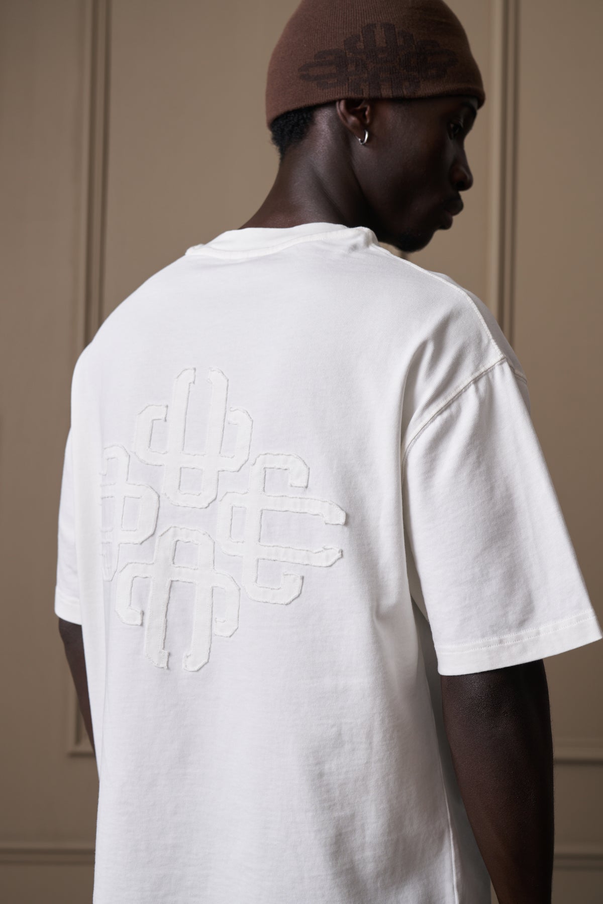 DISTRESSED APPLIQUE T-SHIRT - OFF WHITE