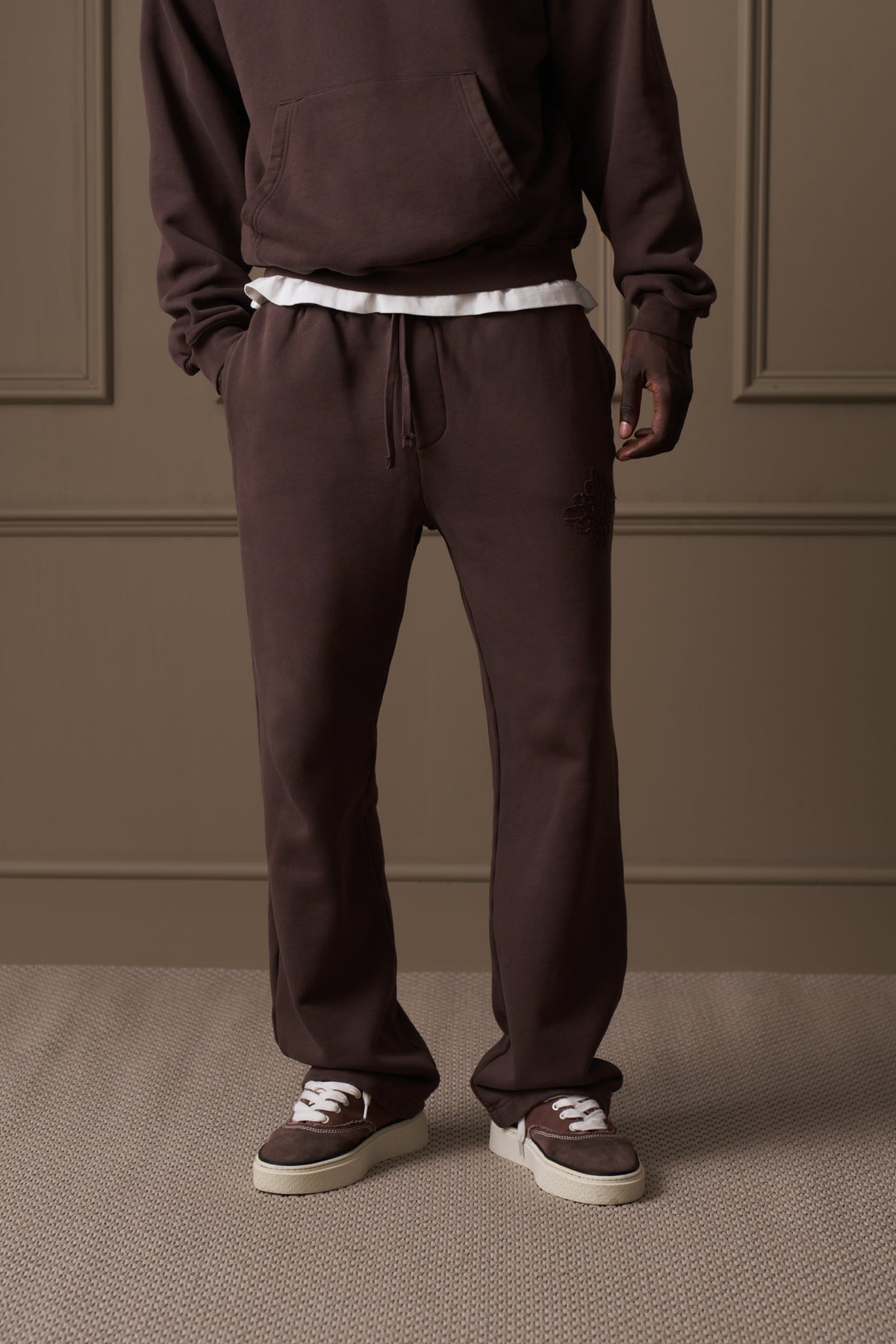 DISTRESSED EMBLEM APPLIQUE JOGGERS - BROWN