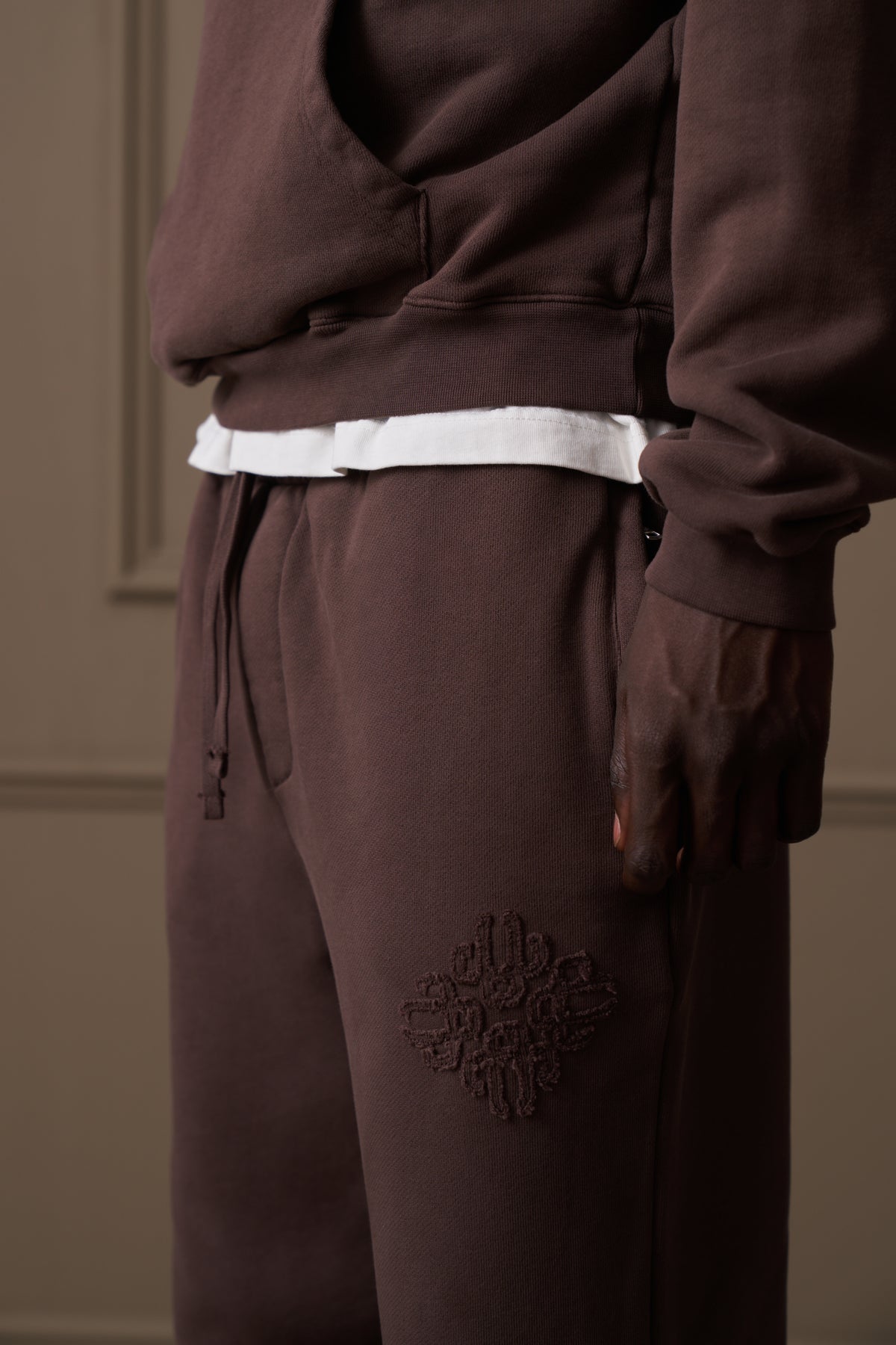 DISTRESSED EMBLEM APPLIQUE JOGGERS - BROWN