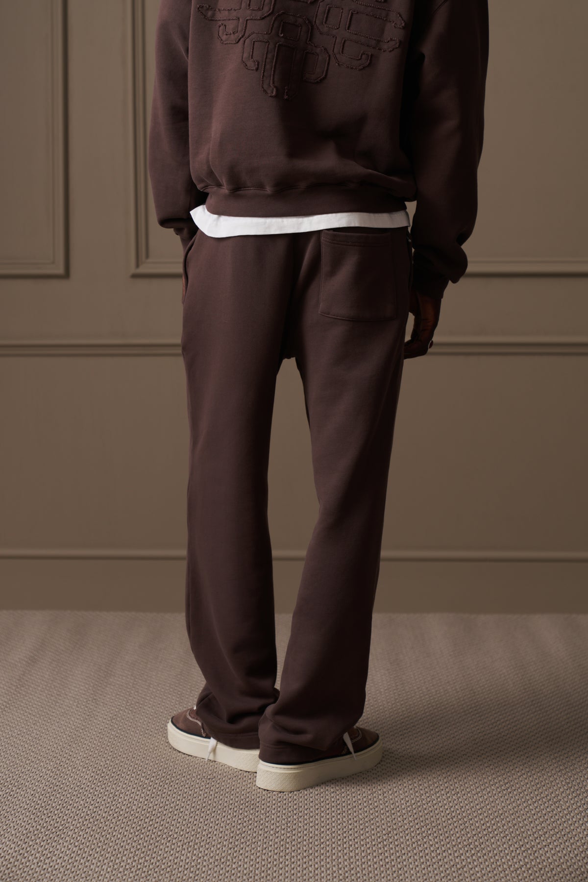 DISTRESSED EMBLEM APPLIQUE JOGGERS - BROWN
