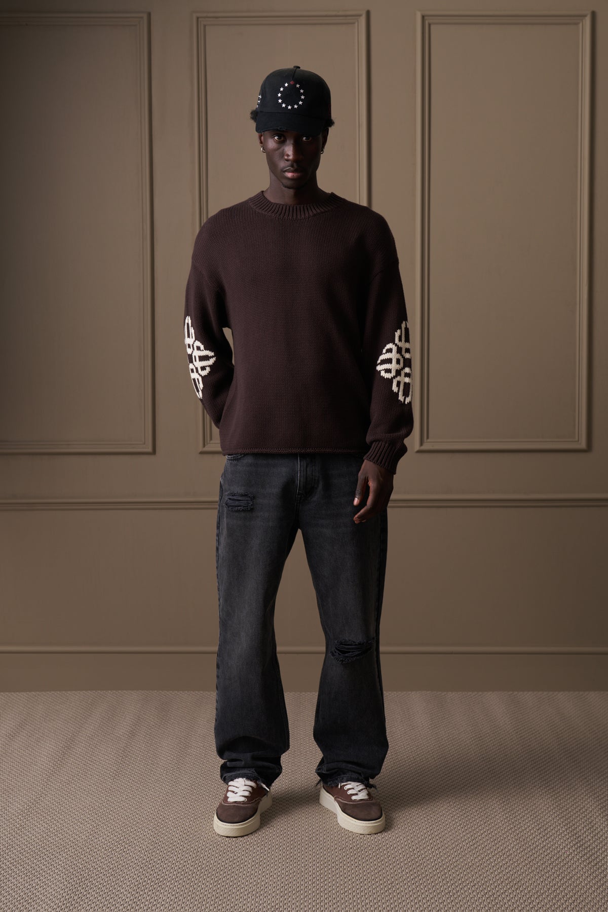 CHUNKY KNIT EMBLEM ELBOW JUMPER - BROWN