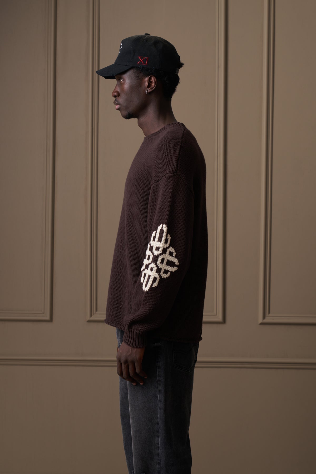 CHUNKY KNIT EMBLEM ELBOW JUMPER - BROWN