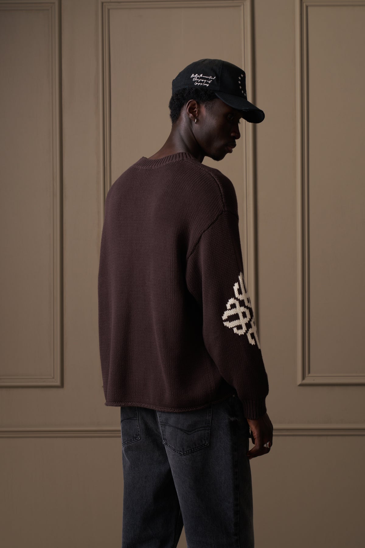 CHUNKY KNIT EMBLEM ELBOW JUMPER - BROWN