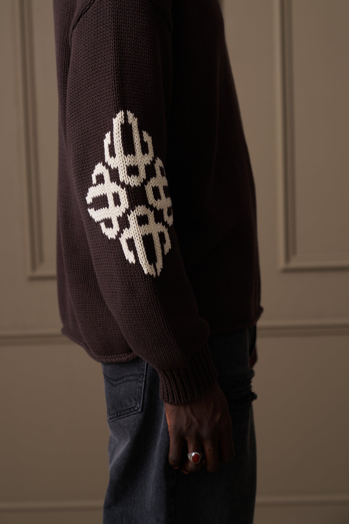 CHUNKY KNIT EMBLEM ELBOW JUMPER - BROWN