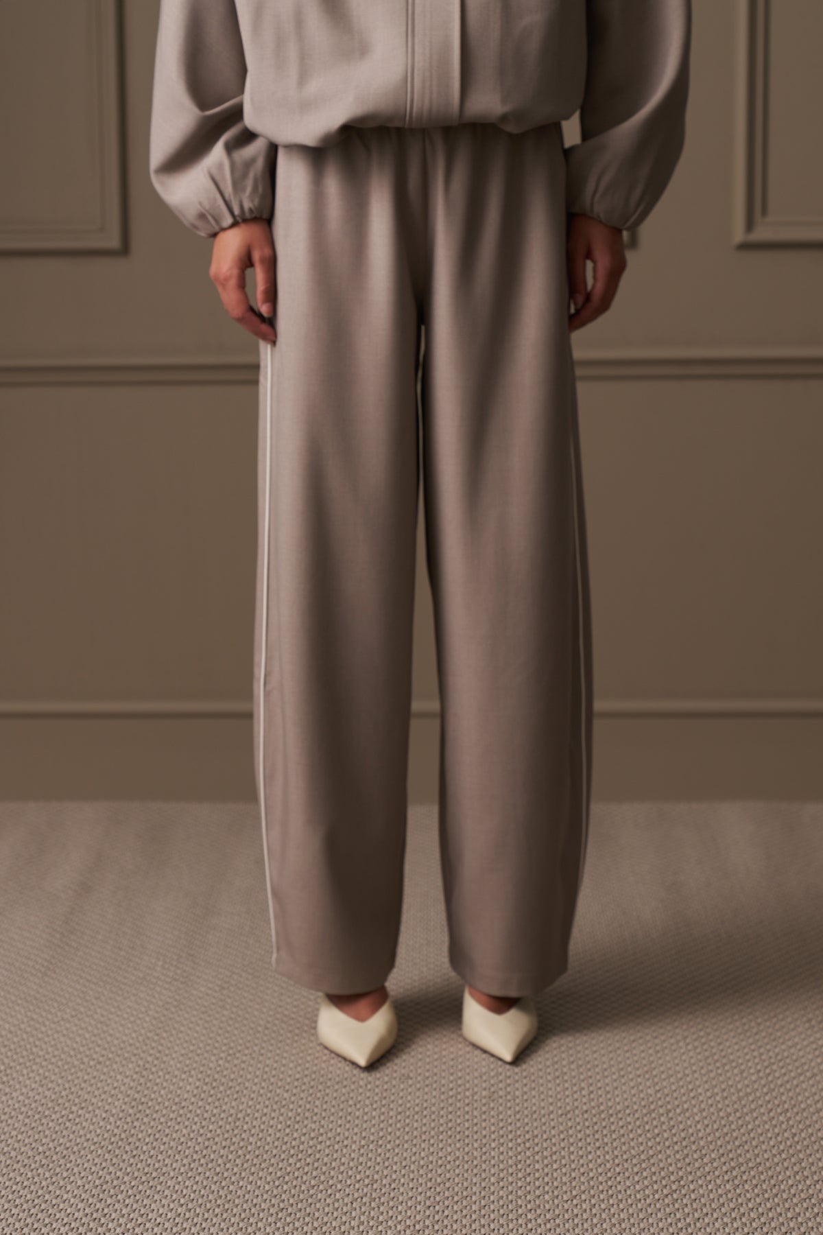 PIPED BARREL LEG TROUSERS - MUSHROOM