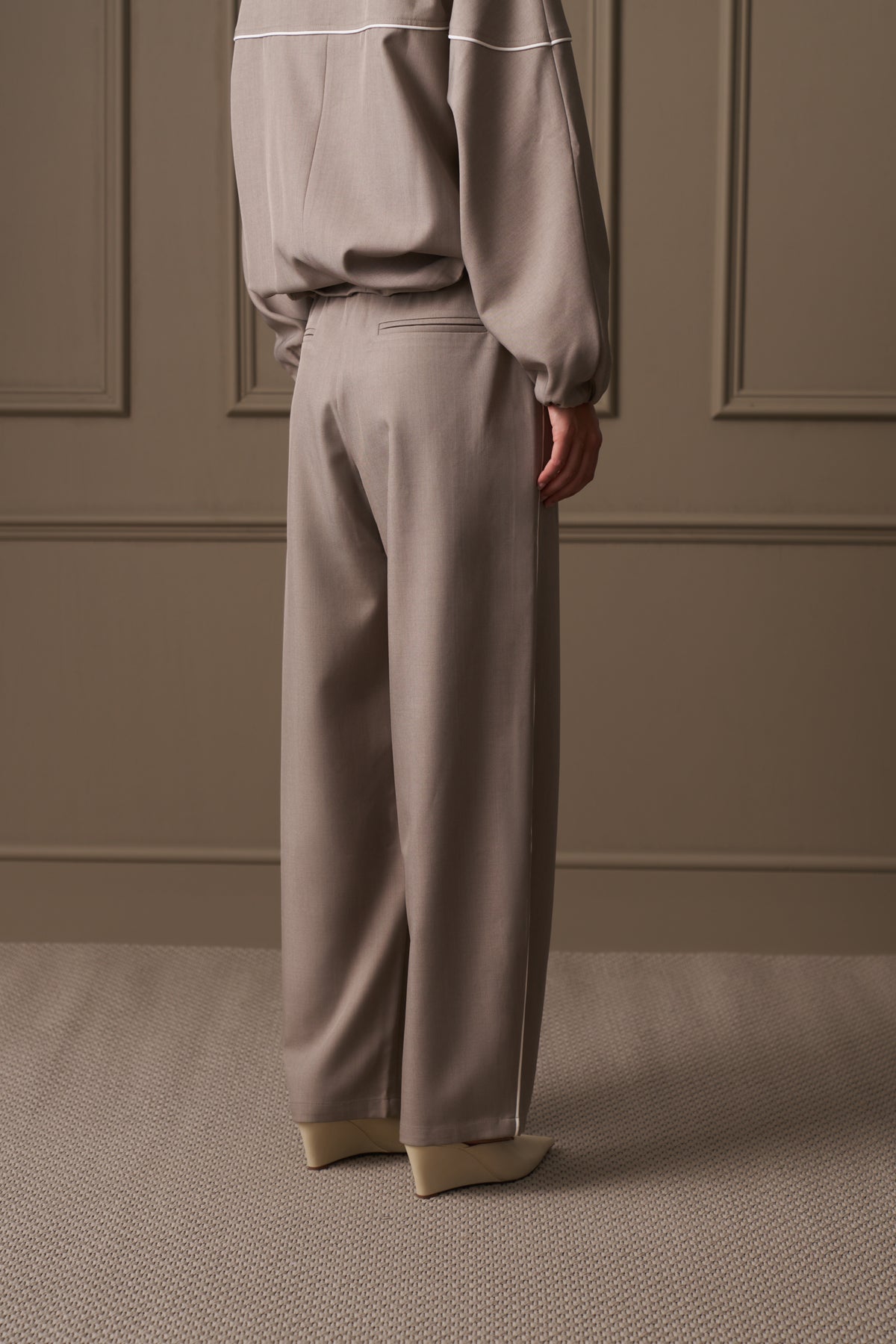 PIPED BARREL LEG TROUSERS - MUSHROOM