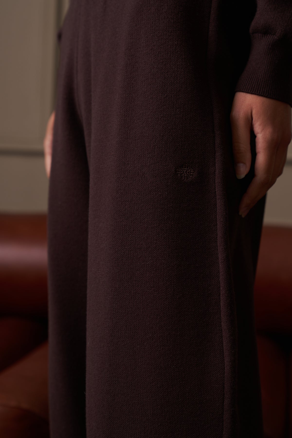 COMPACT KNIT BARREL LEG JOGGER - BROWN