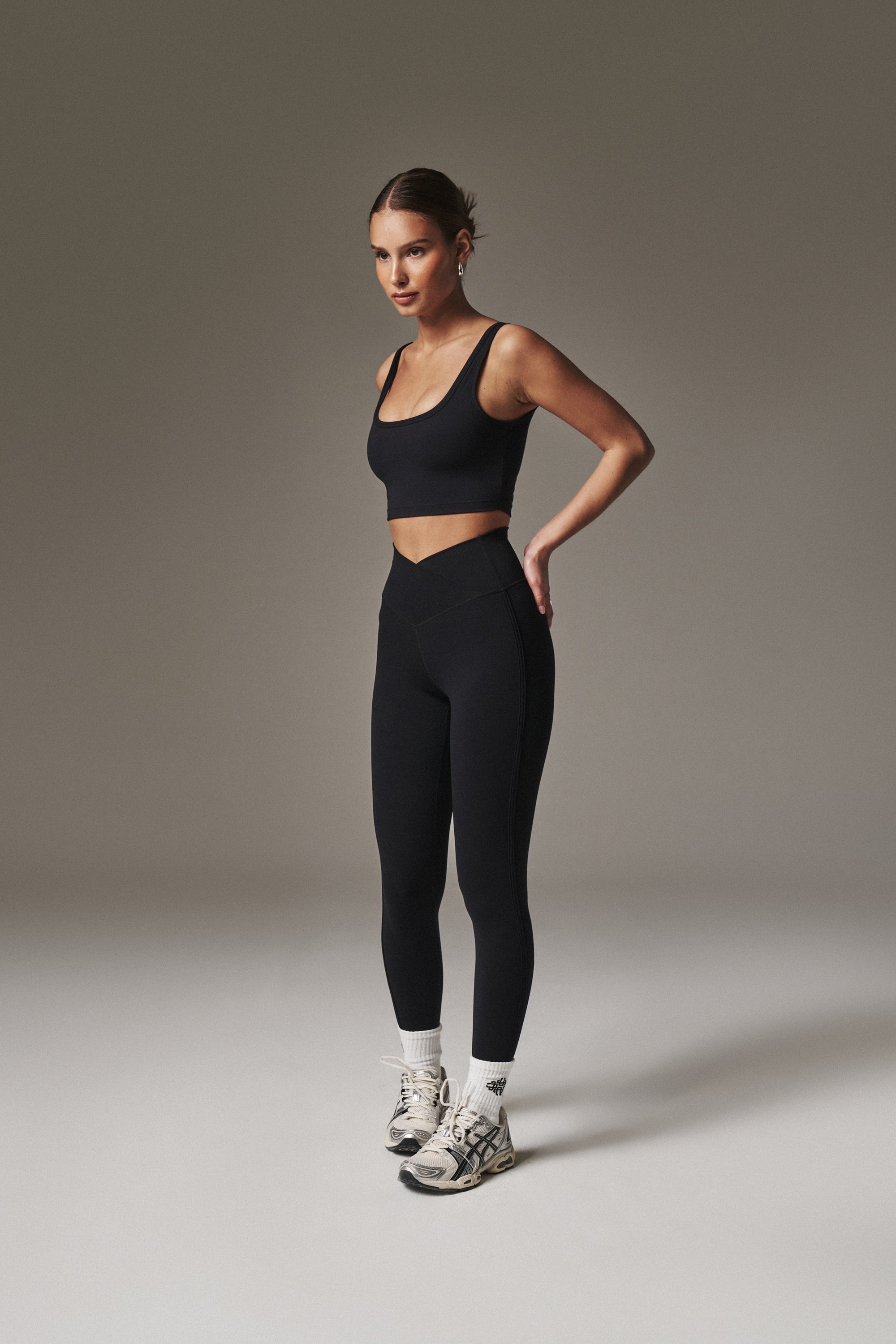SCULPTING STRETCH EMBLEM SPORTS BRA - BLACK
