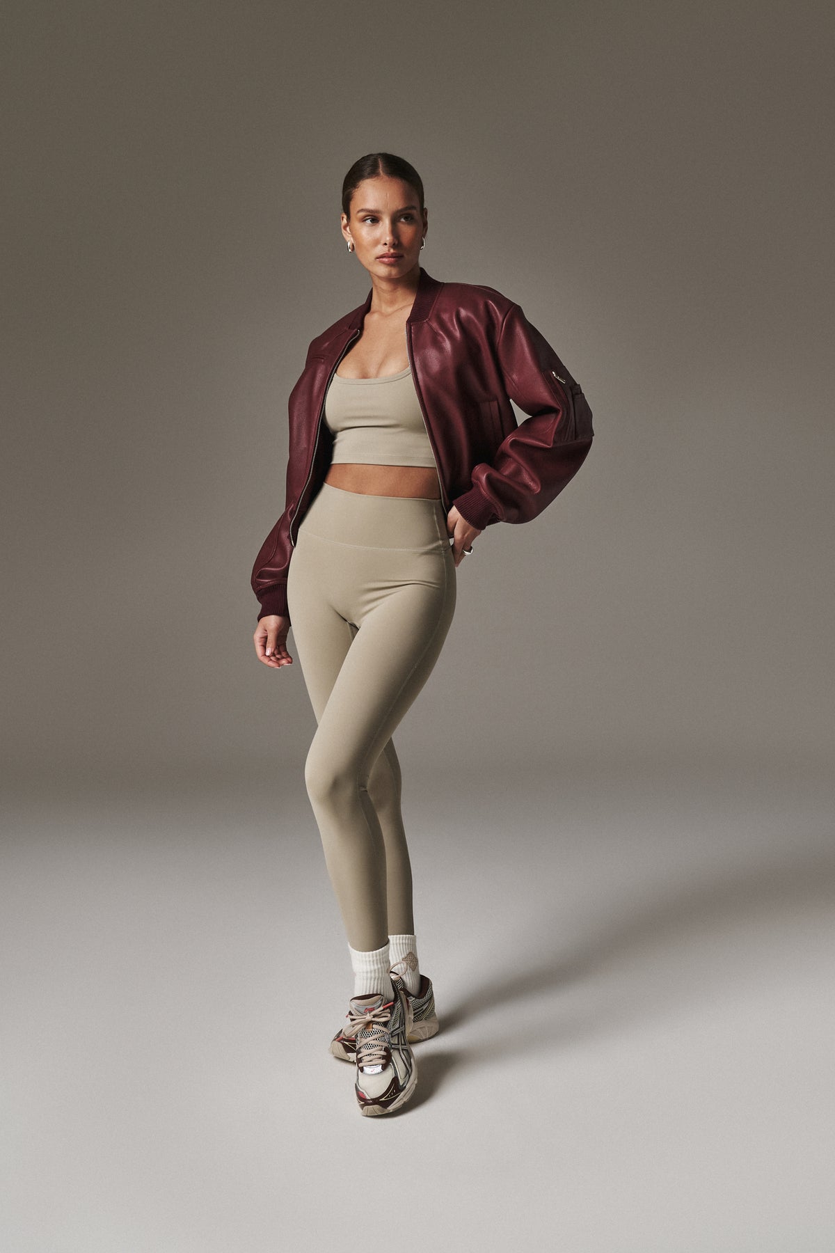SCULPTING STRETCH EMBLEM SPORTS BRA - BEIGE