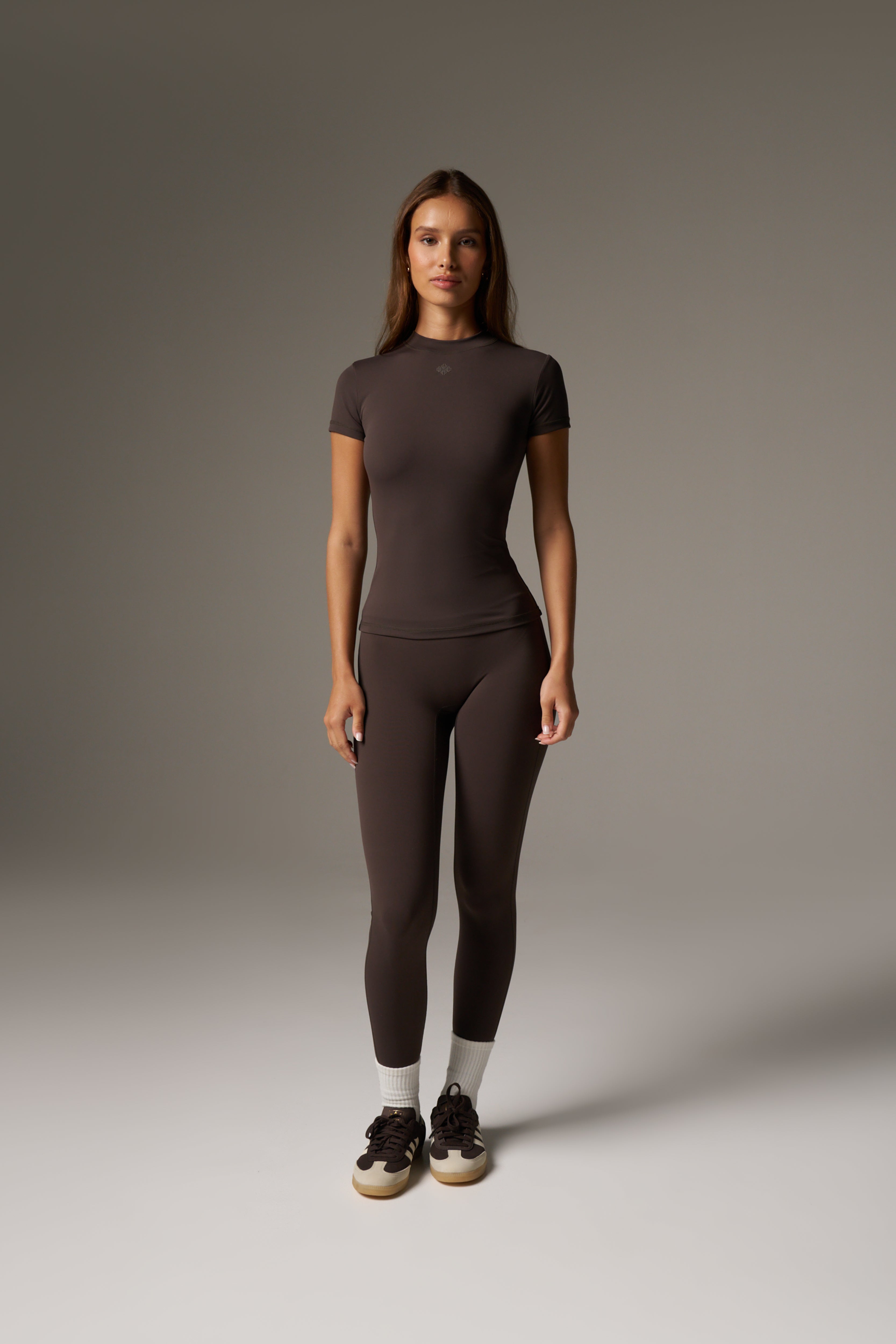 SCULPTING STRETCH EMBLEM BABY TEE - CHOCOLATE