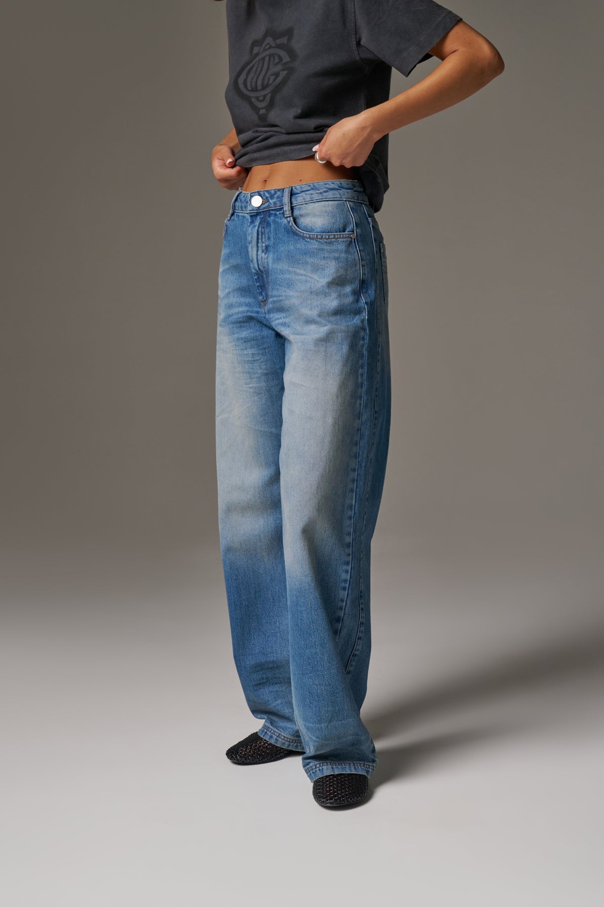 VINTAGE WASH MID RISE EMBLEM STRAIGHT LEG JEANS - BLUE WASH