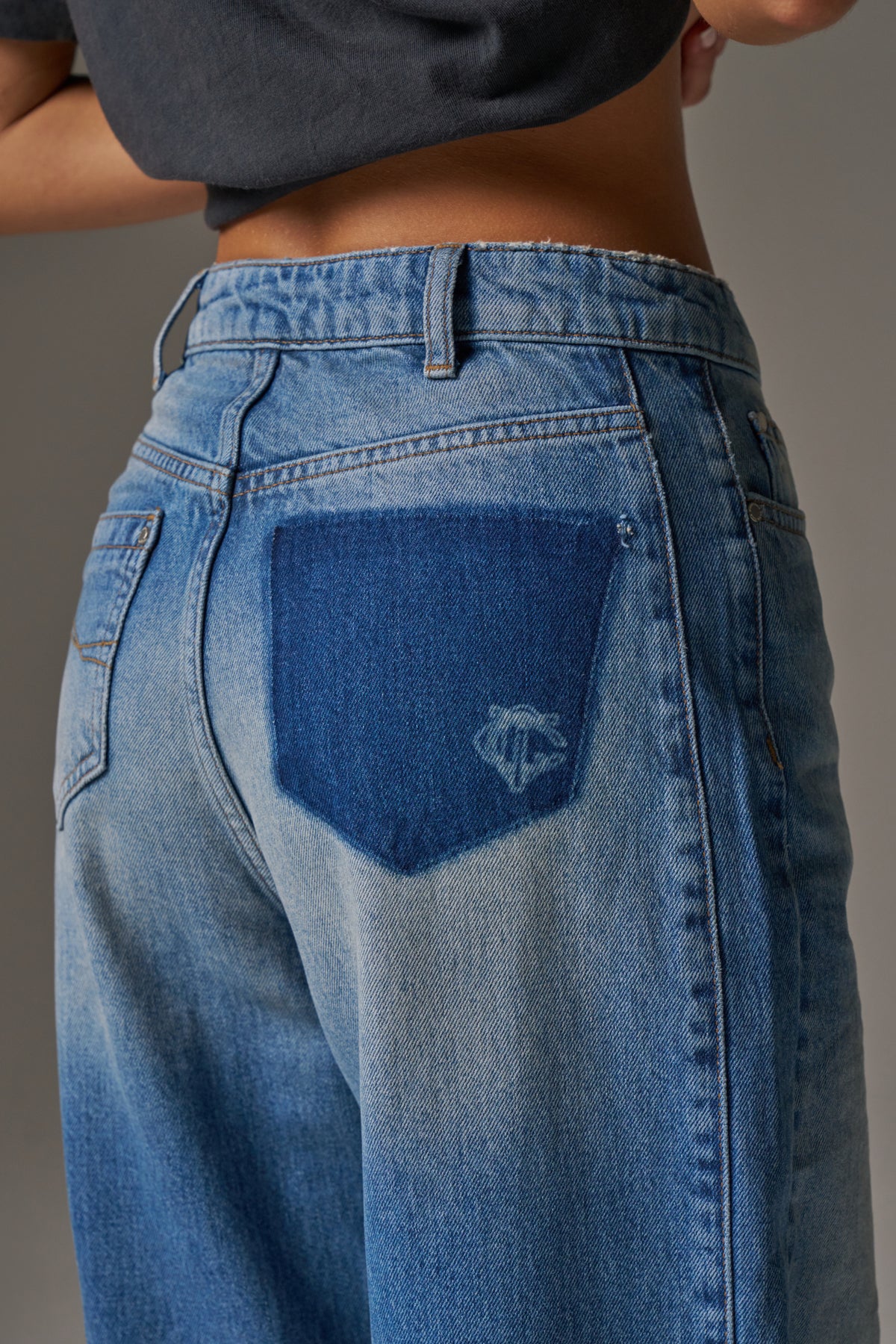 VINTAGE WASH MID RISE EMBLEM STRAIGHT LEG JEANS - BLUE WASH