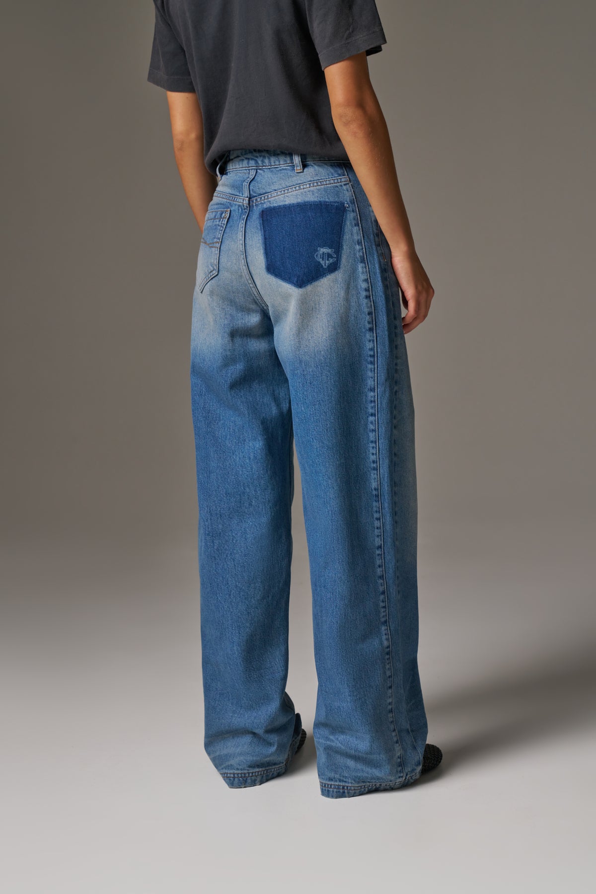 VINTAGE WASH MID RISE EMBLEM STRAIGHT LEG JEANS - BLUE WASH