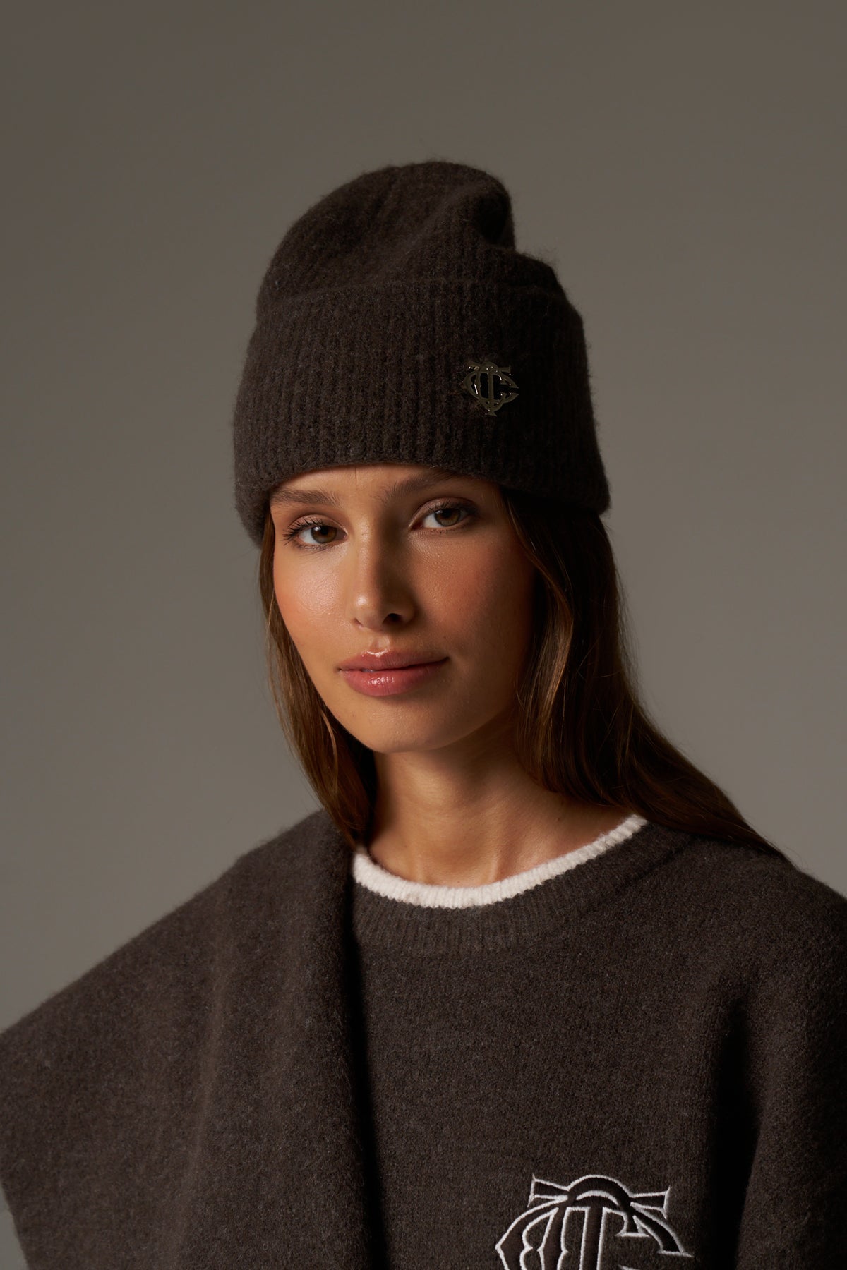 FLUFFY KNIT MONOGRAM PIN BADGE BEANIE - BROWN