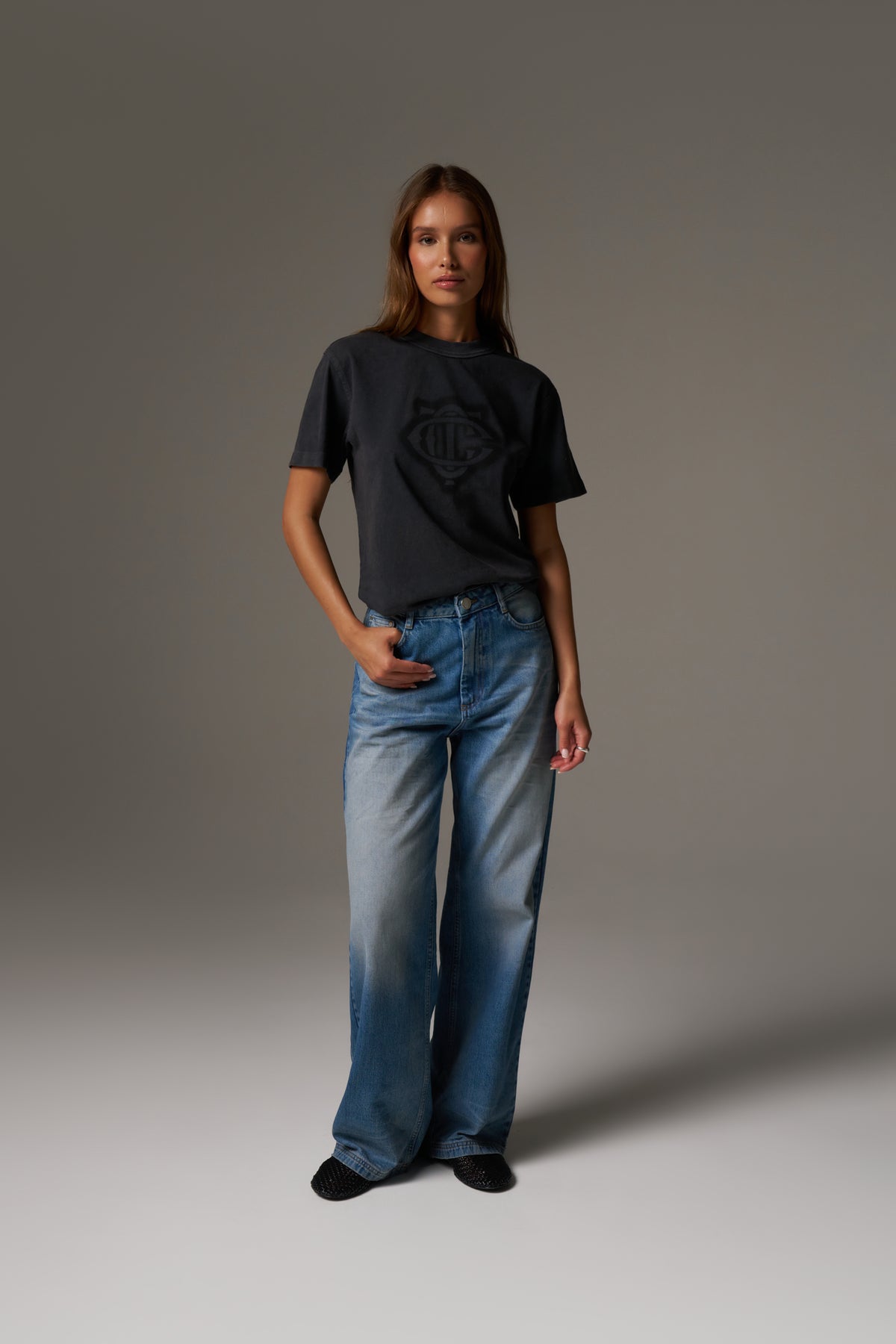 SHADOW PRINT EMBLEM T-SHIRT - WASHED BLACK