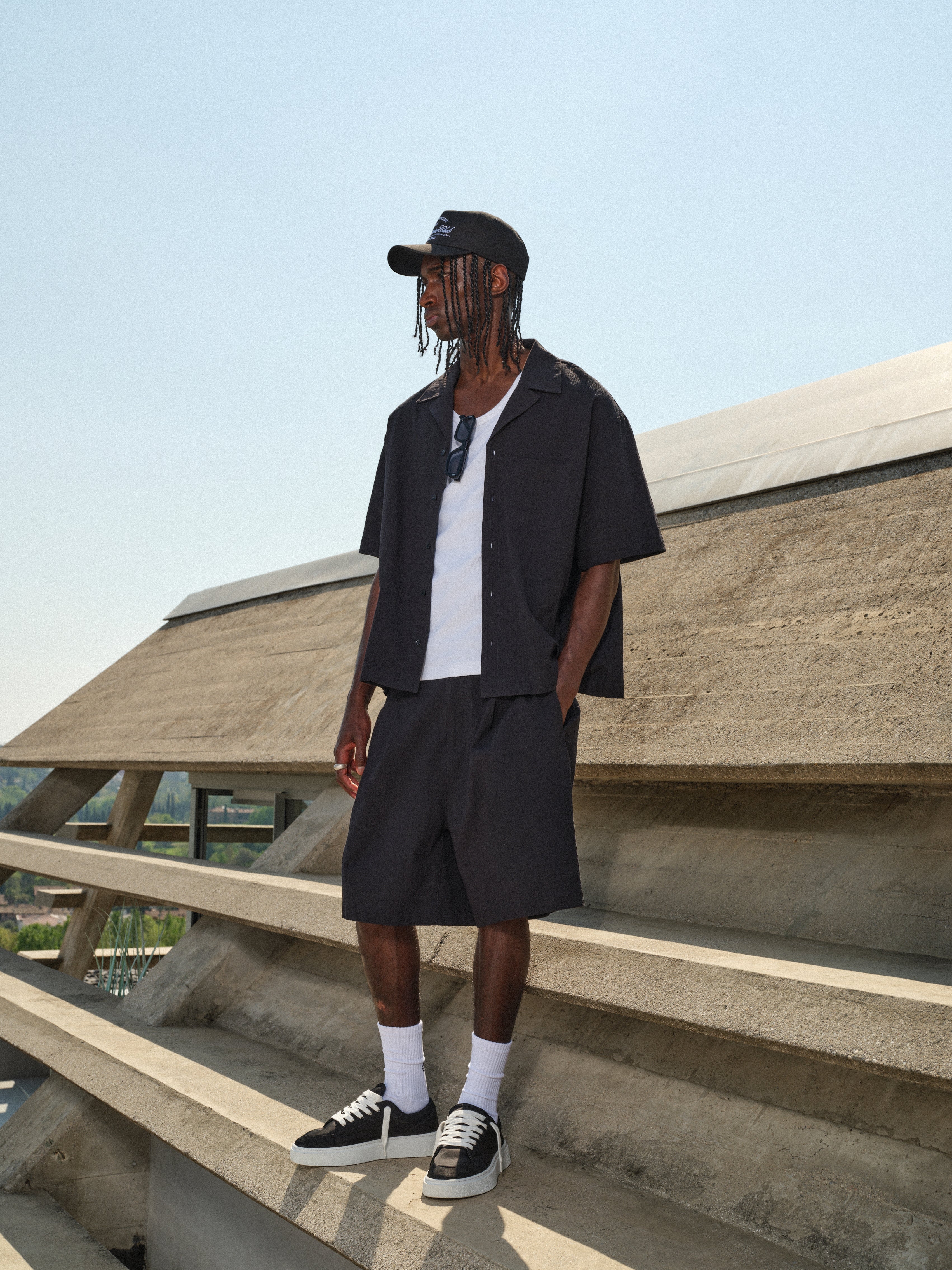 TEXTURED TAILORED SHORTS - BLACK