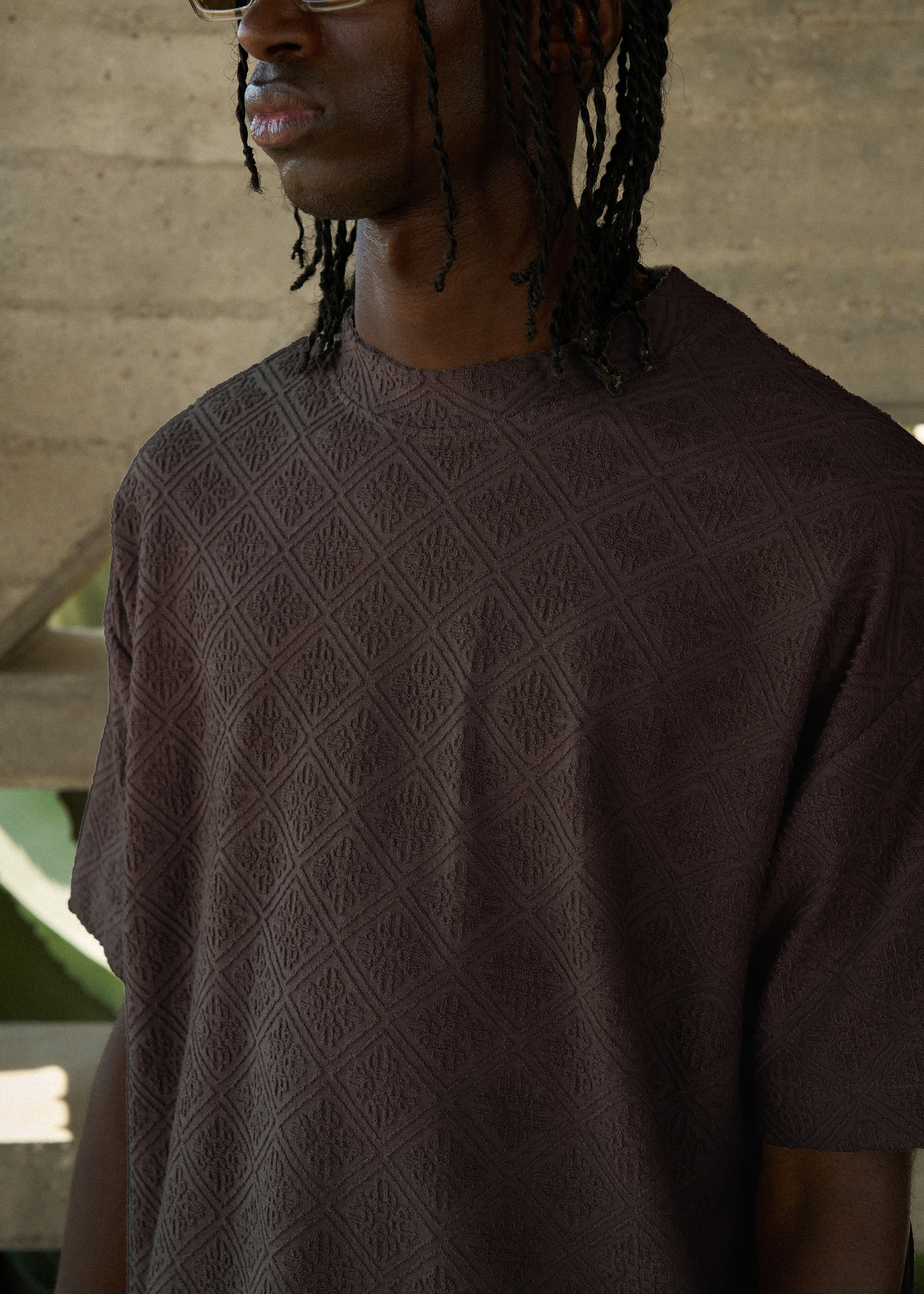 TOWELLING JACQUARD EMBLEM T-SHIRT - BROWN