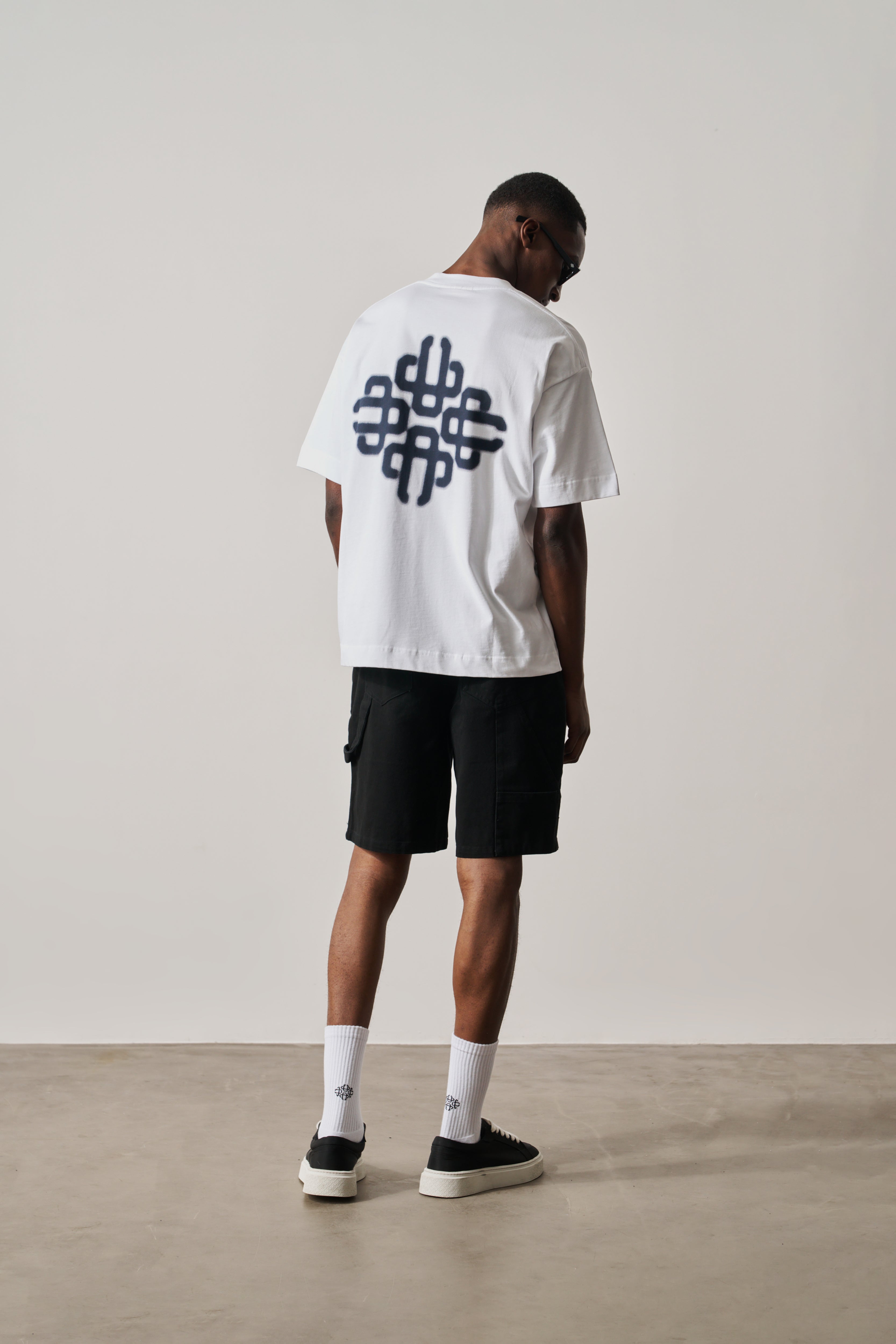 BLURRED GRAPHIC EMBLEM T-SHIRT - NAVY
