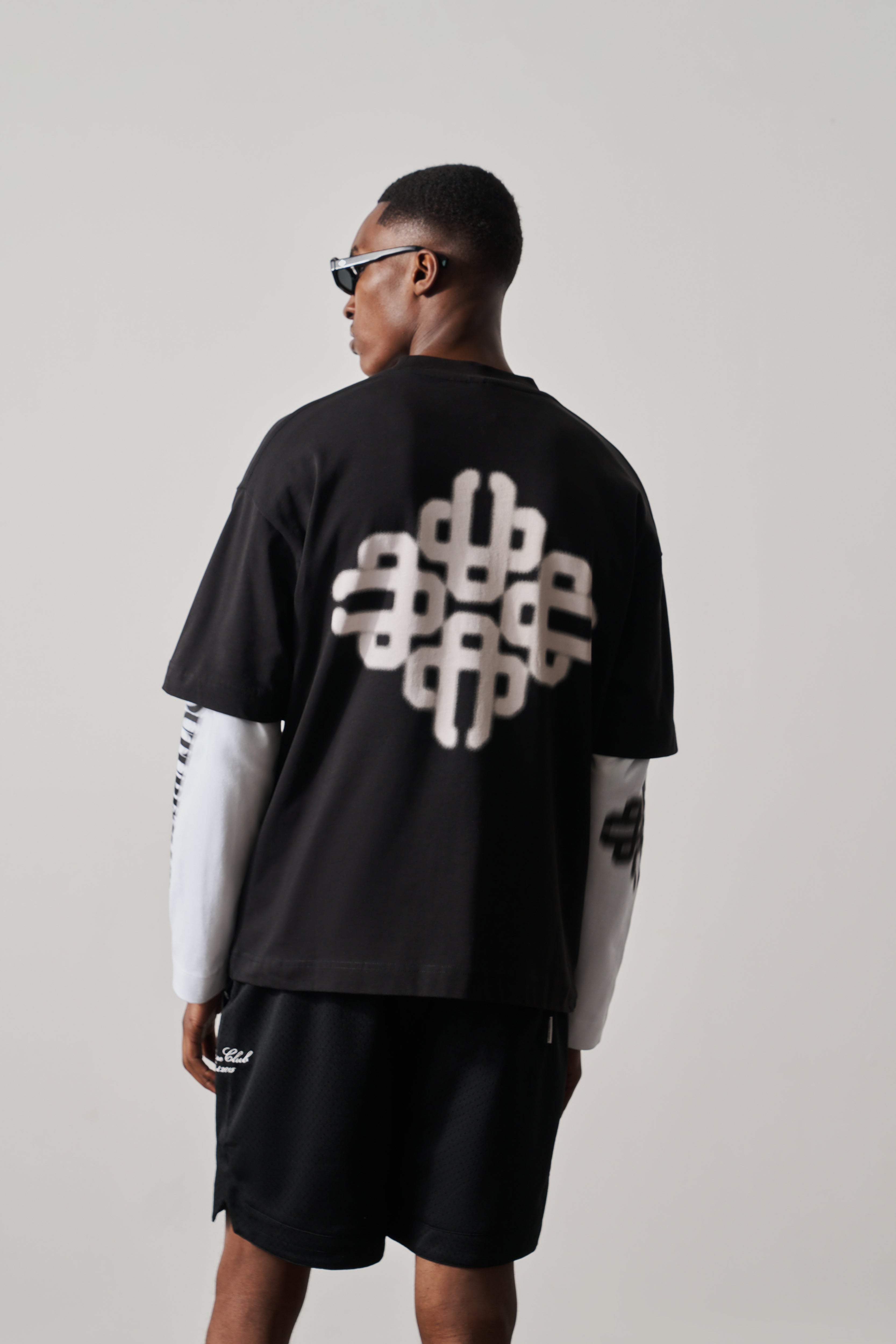 BLURRED GRAPHIC EMBLEM T-SHIRT - BLACK