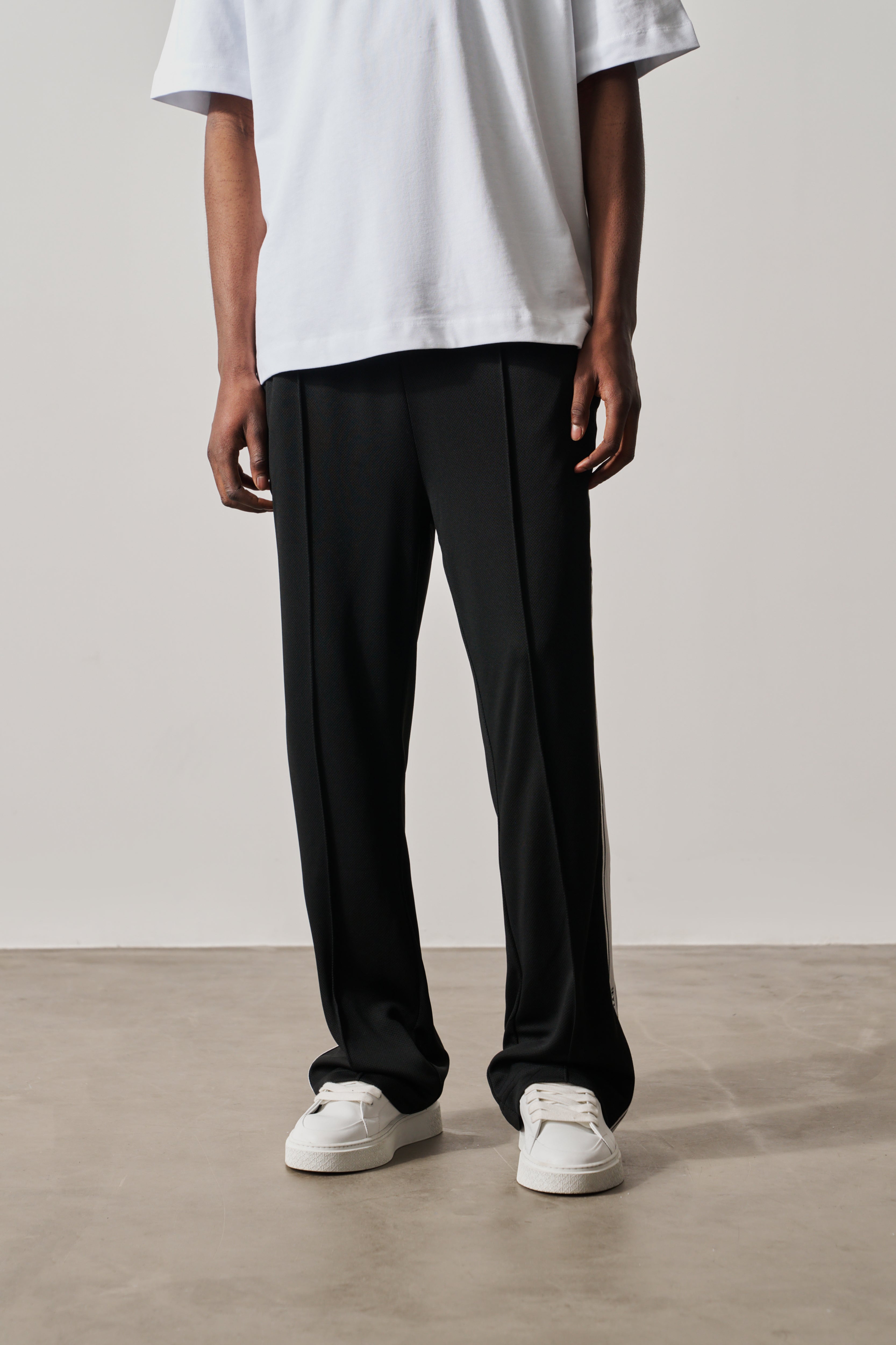 TAPE MESH JOGGER - BLACK