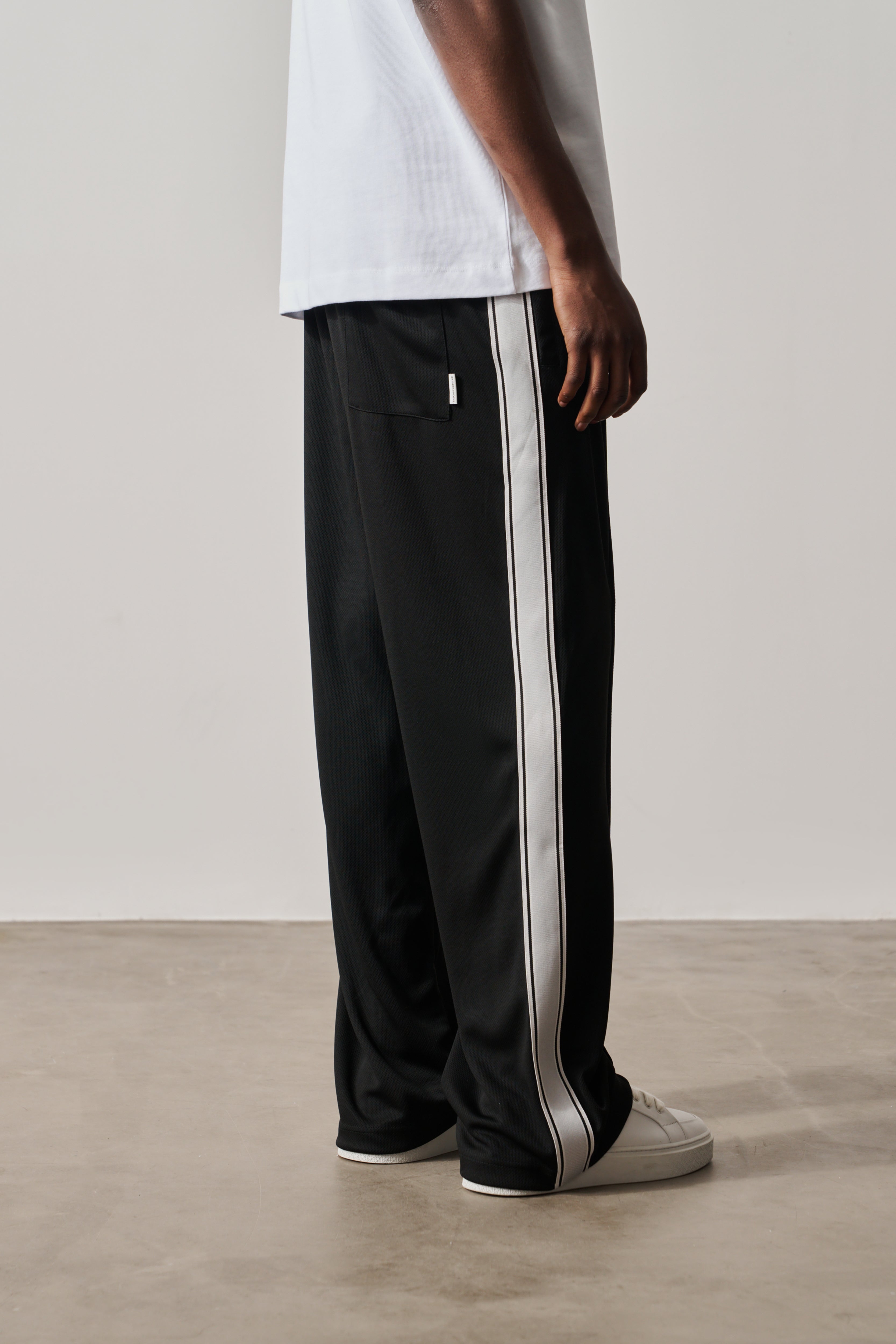 TAPE MESH JOGGER - BLACK