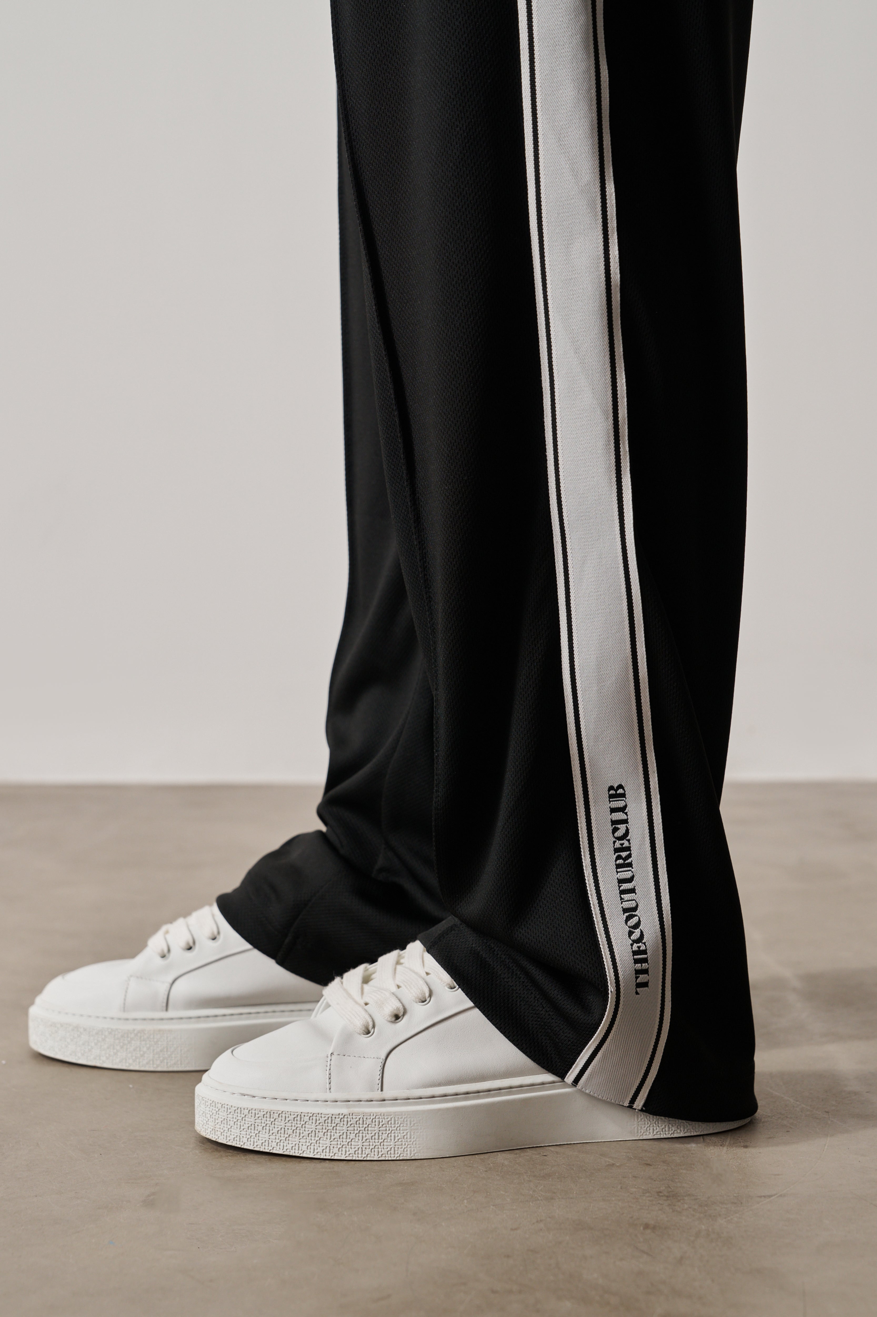 TAPE MESH JOGGER - BLACK