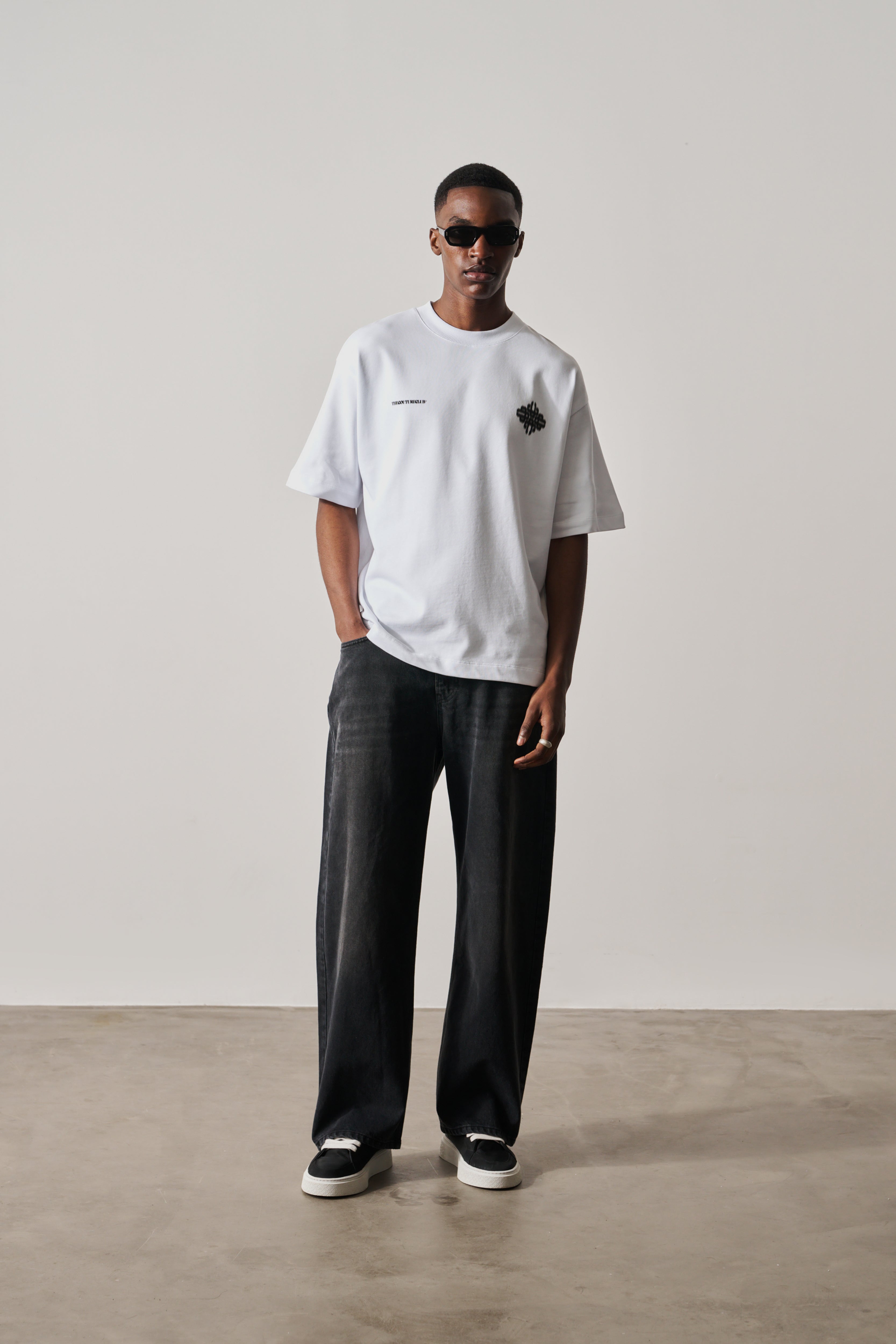 MOTION BLURRED EMBLEM T-SHIRT - WHITE BLACK