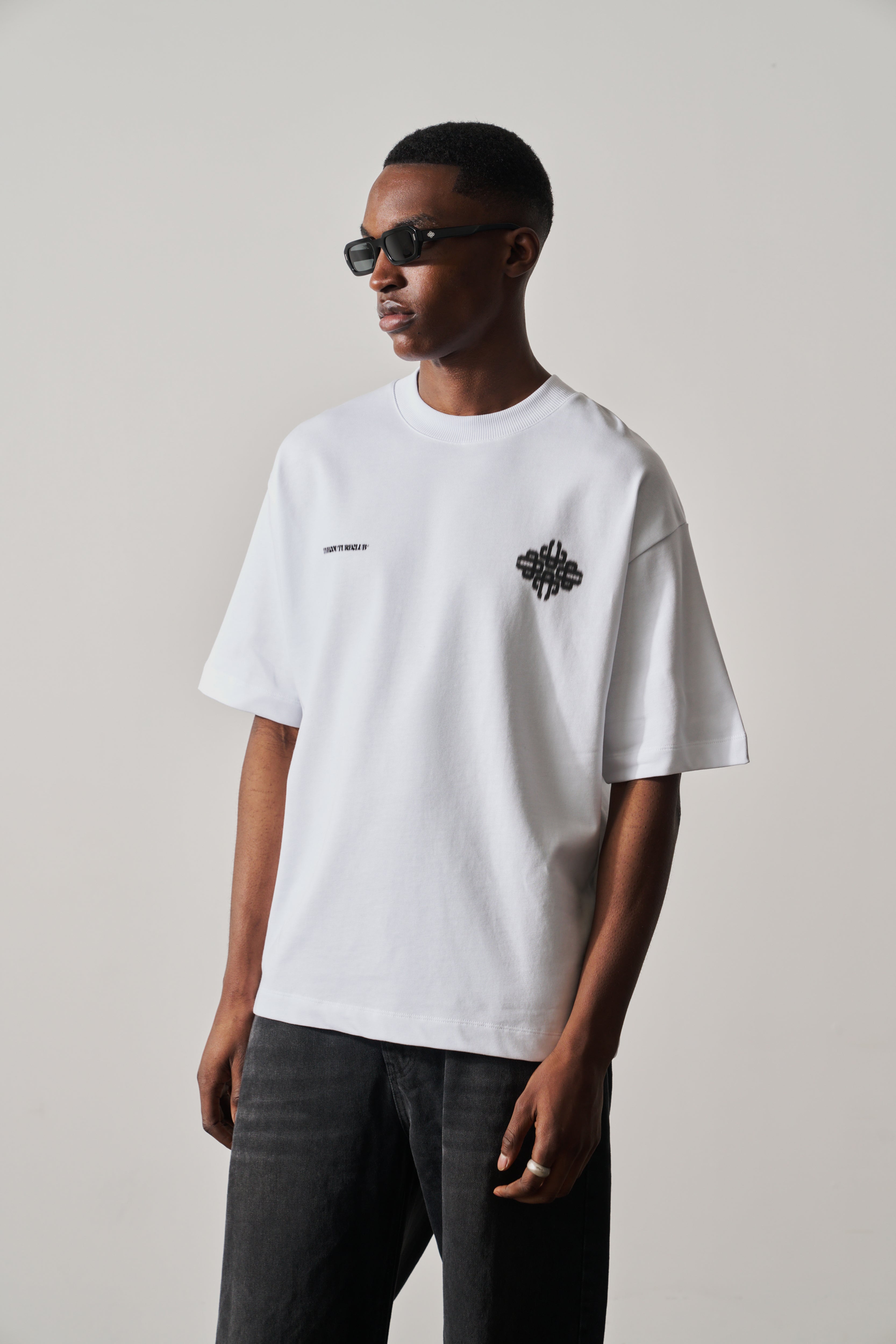 MOTION BLURRED EMBLEM T-SHIRT - WHITE BLACK