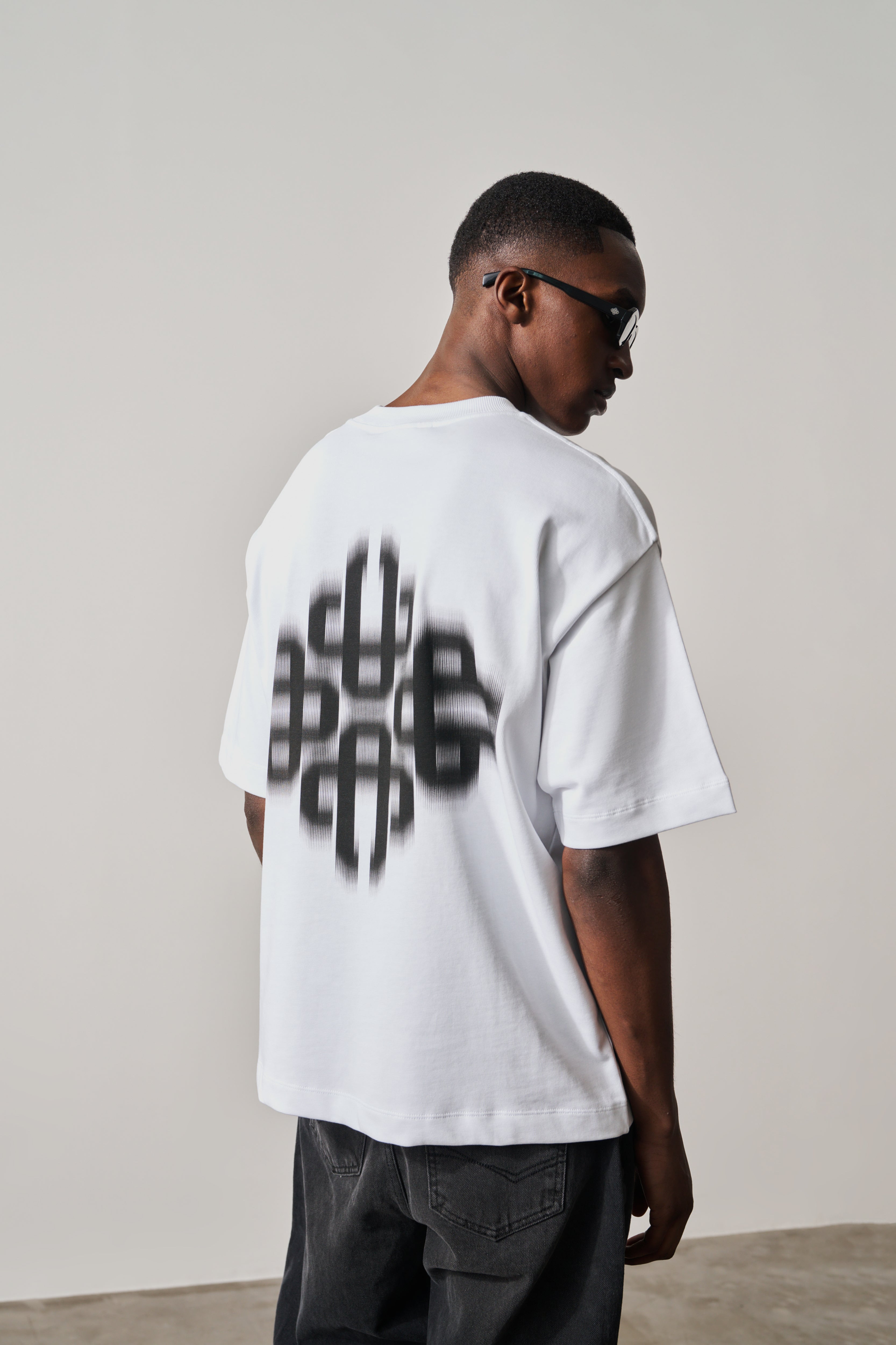 MOTION BLURRED EMBLEM T-SHIRT - WHITE BLACK