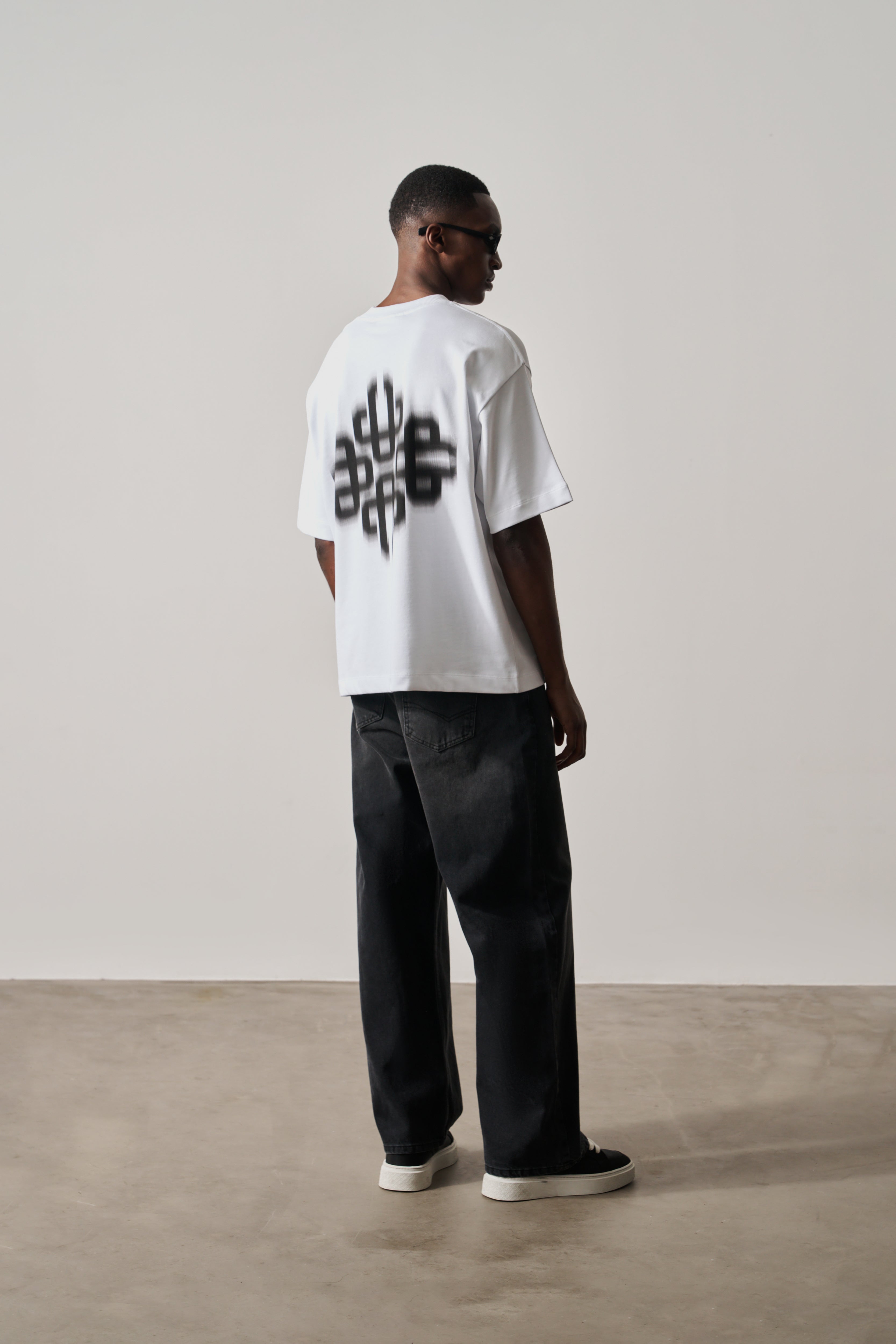 MOTION BLURRED EMBLEM T-SHIRT - WHITE BLACK